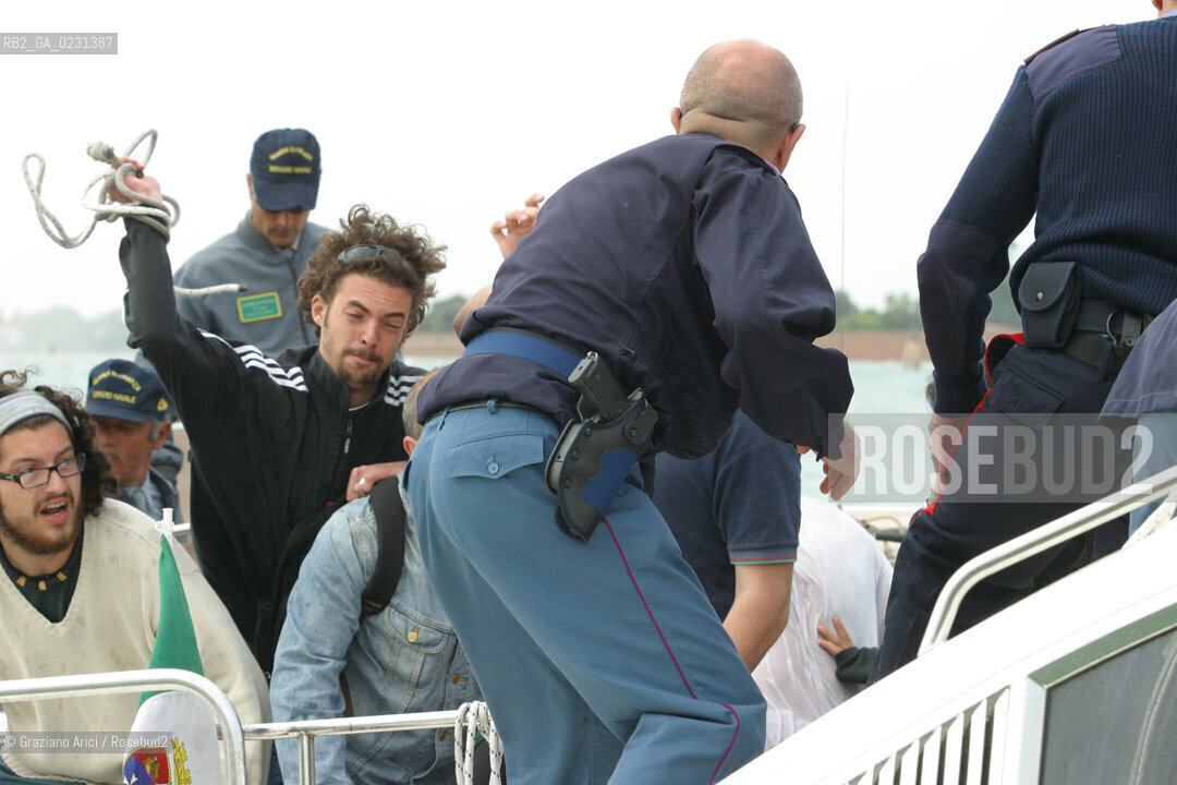 VENEZIA 14/05/03 -  CONTESTAZIONE ALLA CERIMONIA DI INIZIO LAVORI SISTEMA MOSE PER LA DIFESA DI VENEZIA DALLE ACQUE ALTE ©Graziano Arici/Rosebud2 / DIGA / MANIFESTAZIONE / NO GLOBAL