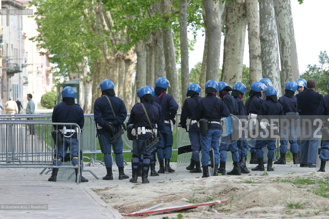VENEZIA 14/05/03 -  CONTESTAZIONE ALLA CERIMONIA DI INIZIO LAVORI SISTEMA MOSE PER LA DIFESA DI VENEZIA DALLE ACQUE ALTE ©Graziano Arici/Rosebud2 / DIGA / MANIFESTAZIONE / NO GLOBAL / POLIZIA