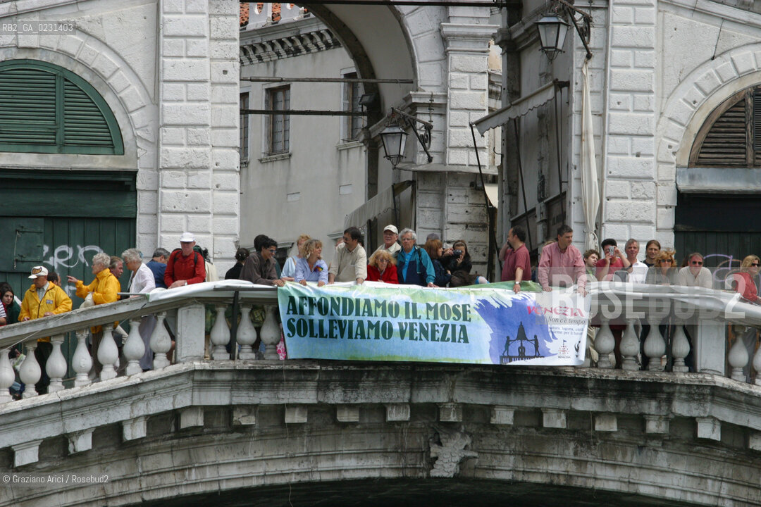 VENEZIA 14/05/03 -  CONTESTAZIONE ALLA CERIMONIA DI INIZIO LAVORI SISTEMA MOSE PER LA DIFESA DI VENEZIA DALLE ACQUE ALTE ©Graziano Arici/Rosebud2 / DIGA / MANIFESTAZIONE / NO GLOBAL
