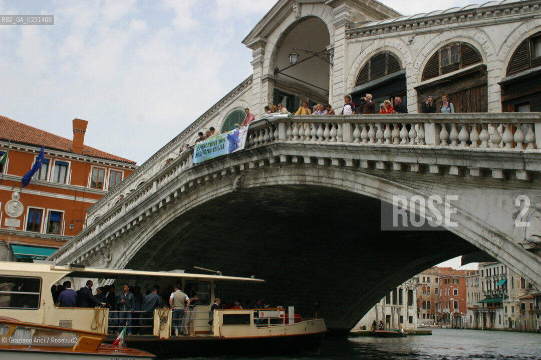 VENEZIA 14/05/03 -  CONTESTAZIONE ALLA CERIMONIA DI INIZIO LAVORI SISTEMA MOSE PER LA DIFESA DI VENEZIA DALLE ACQUE ALTE ©Graziano Arici/Rosebud2 / DIGA / MANIFESTAZIONE / NO GLOBAL