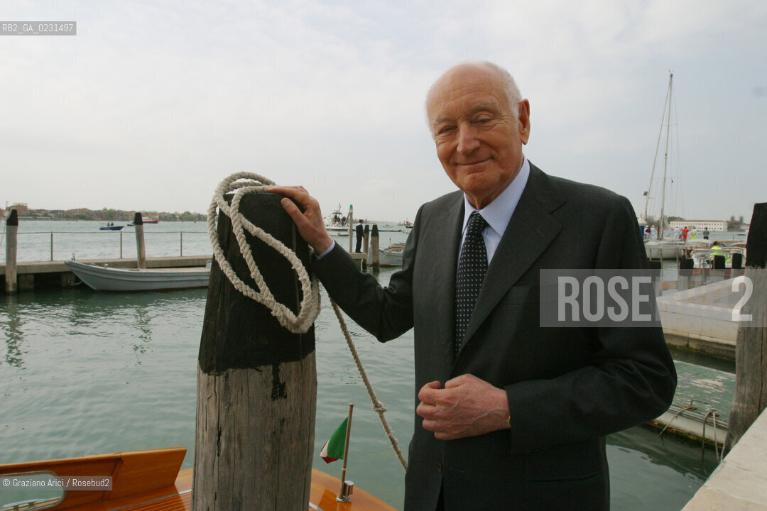 VENEZIA 14/05/03 -  CERIMONIA DI INIZIO LAVORI SISTEMA MOSE PER LA DIFESA DI VENEZIA DALLE ACQUE ALTE  SILVIO BERLUSCONI CON I CADETTI DEL COLLEGIO NAVALE MOROSINI  ©Graziano Arici/Rosebud2 / DIGA /