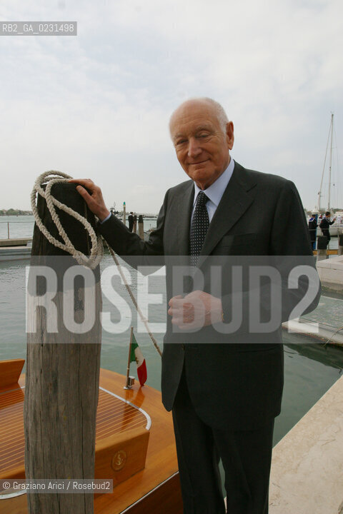 VENEZIA 14/05/03 -  CERIMONIA DI INIZIO LAVORI SISTEMA MOSE PER LA DIFESA DI VENEZIA DALLE ACQUE ALTE  SILVIO BERLUSCONI CON I CADETTI DEL COLLEGIO NAVALE MOROSINI  ©Graziano Arici/Rosebud2 / DIGA /