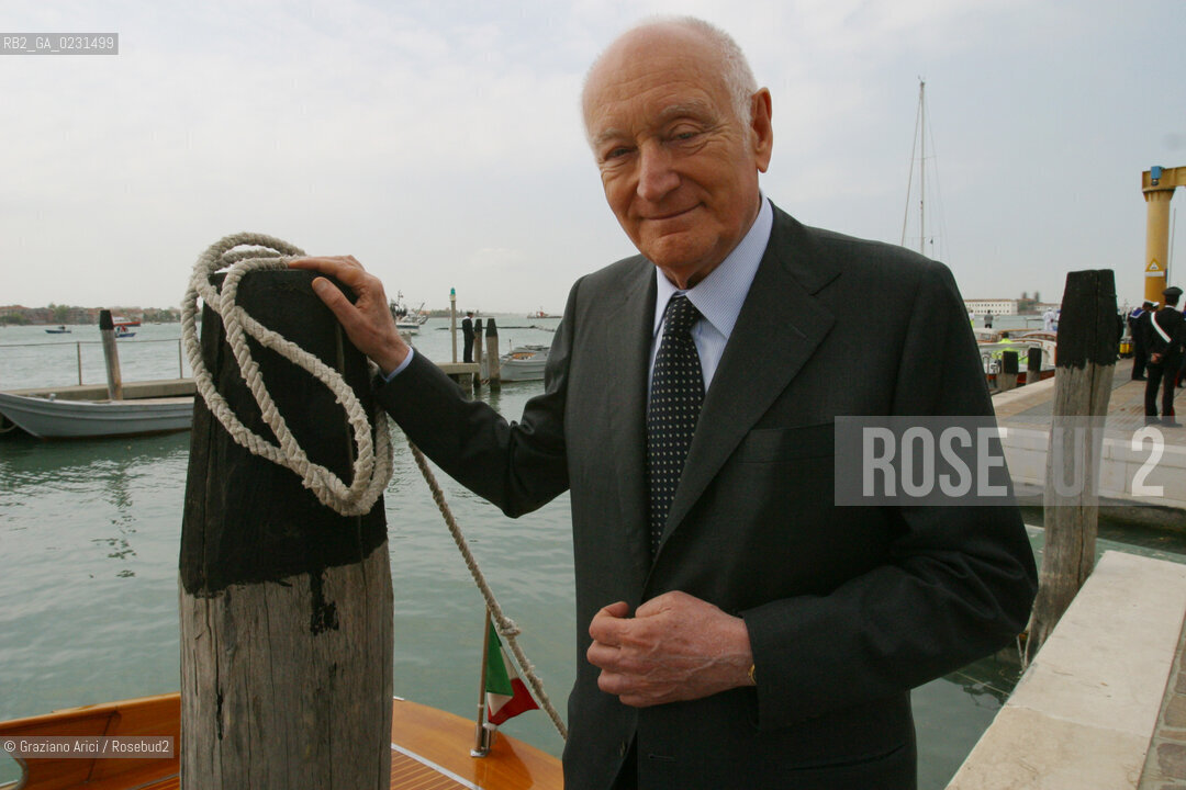 VENEZIA 14/05/03 -  CERIMONIA DI INIZIO LAVORI SISTEMA MOSE PER LA DIFESA DI VENEZIA DALLE ACQUE ALTE  SILVIO BERLUSCONI CON I CADETTI DEL COLLEGIO NAVALE MOROSINI  ©Graziano Arici/Rosebud2 / DIGA /