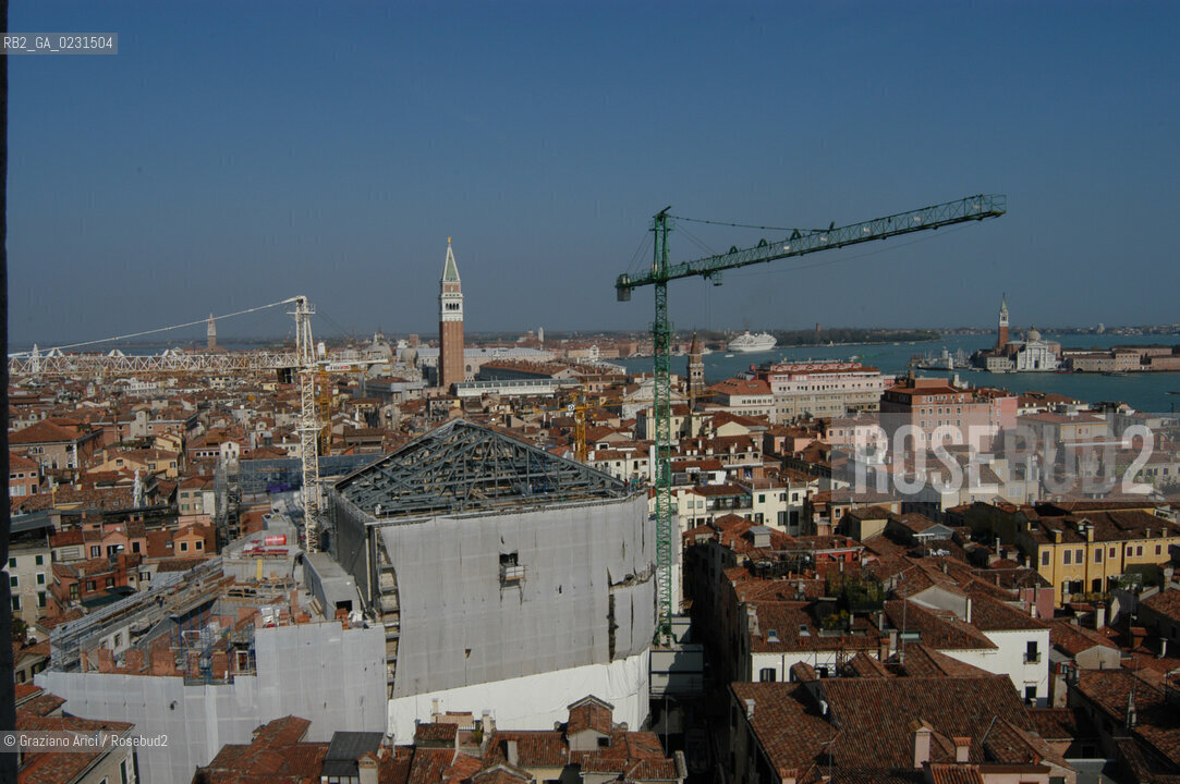 VENEZIA 14/04/03 RICOSTRUZIONE DEL GRAN TEATRO LA FENICE - IL CANTIERE E ARRIVATO AL TETTO ©Graziano Arici/Rosebud2