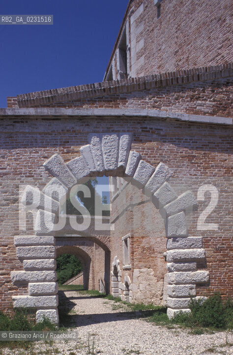 Caption: Nome:..ISOLA DI SANTANDREA: IL FORTE....Localizzazione:..VENEZIA / ISOLA DI SANTANDREA  / LAGUNA NORD..VENICE / THE ISLE OF SANTANDREA / THE NORTH LAGOON..Soggetto:..ISOLA DI SANTANDREA / IL FORTE / ARCO..THE ISLE OF SANTANDREA / THE FORT / ARCH..Cronologia:..SEC. XVI SECONDO QUARTO / 1543..XVIth CENTURY / 1543..Autore:..MICHELE SANMICHIELI (1484-1559)....Stile:......Editori Stampatori:......Committenza:..SIGNORIA DI VENEZIA CON DECRETO DEL 23 DICEMBRE 1534..SIGNORIA OF VENICE WITH DECREE OF 23 DECEMBER 1534..Materia e Tecnica:......Collocazione:......Note:..LISOLA OSPITA LE CASERME DEL REGGIMENTO LAGUNARI SERENISSIMA / QUI VI FU PREPARATO IL VOLO SU VIENNA DI GABRIELE DANNUNZIO IL 9 AGOSTO DEL 1918..THE ISLAND IS THE SEAT OF THE LAGUNARI SERENISSIMA REGIMENT / HERE, GABRIELE DANNUNZIO ORGANISED THE FLIGHT TO VIENNA ON 9 AUGUST 1918 ..Riproduzione Fotografica:..Graziano Arici/Rosebud2 ...Copyright:..Graziano Arici / rosebud2/....Data:..1998....Costo:..A....Key:..ISOLE ABBANDONATE..UNINHABITED ISLANDS