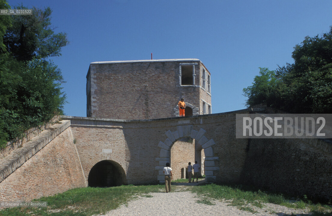 Caption: Nome:..ISOLA DI SANTANDREA: IL FORTE....Localizzazione:..VENEZIA / ISOLA DI SANTANDREA  / LAGUNA NORD..VENICE / THE ISLE OF SANTANDREA / THE NORTH LAGOON..Soggetto:..ISOLA DI SANTANDREA / IL FORTE ..THE ISLE OF SANTANDREA / THE FORT  ..Cronologia:..SEC. XVI SECONDO QUARTO / 1543..XVIth CENTURY / 1543..Autore:..MICHELE SANMICHIELI (1484-1559)....Stile:......Editori Stampatori:......Committenza:..SIGNORIA DI VENEZIA CON DECRETO DEL 23 DICEMBRE 1534..SIGNORIA OF VENICE WITH DECREE OF 23 DECEMBER 1534..Materia e Tecnica:..STRUTTURA IN MATTONI RIVESTITA IN PIETRA DISTRIA..BRICK STRUCTURE COVERED  WITH ISTRIAN STONE..Collocazione:......Note:..LISOLA OSPITA LE CASERME DEL REGGIMENTO LAGUNARI SERENISSIMA / QUI VI FU PREPARATO IL VOLO SU VIENNA DI GABRIELE DANNUNZIO IL 9 AGOSTO DEL 1918..THE ISLAND IS THE SEAT OF THE LAGUNARI SERENISSIMA REGIMENT / HERE, GABRIELE DANNUNZIO ORGANISED THE FLIGHT TO VIENNA ON 9 AUGUST 1918 ..Riproduzione Fotografica:..Graziano Arici/Rosebud2 ...Copyright:..Graziano Arici / rosebud2/....Data:..1998....Costo:..A....Key:..ISOLE ABBANDONATE..UNINHABITED ISLANDS
