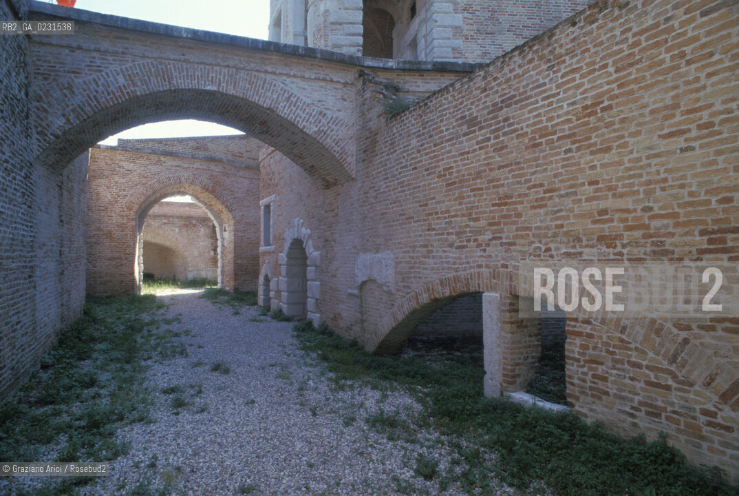 Caption: Nome:..ISOLA DI SANTANDREA: IL FORTE....Localizzazione:..VENEZIA / ISOLA DI SANTANDREA  / LAGUNA NORD..VENICE / THE ISLE OF SANTANDREA / THE NORTH LAGOON..Soggetto:..ISOLA DI SANTANDREA / IL FORTE / ARCO..THE ISLE OF SANTANDREA / THE FORT / ARCH..Cronologia:..SEC. XVI SECONDO QUARTO / 1543..XVIth CENTURY / 1543..Autore:..MICHELE SANMICHIELI (1484-1559)....Stile:......Editori Stampatori:......Committenza:..SIGNORIA DI VENEZIA CON DECRETO DEL 23 DICEMBRE 1534..SIGNORIA OF VENICE WITH DECREE OF 23 DECEMBER 1534..Materia e Tecnica:......Collocazione:......Note:..LISOLA OSPITA LE CASERME DEL REGGIMENTO LAGUNARI SERENISSIMA / QUI VI FU PREPARATO IL VOLO SU VIENNA DI GABRIELE DANNUNZIO IL 9 AGOSTO DEL 1918..THE ISLAND IS THE SEAT OF THE LAGUNARI SERENISSIMA REGIMENT / HERE, GABRIELE DANNUNZIO ORGANISED THE FLIGHT TO VIENNA ON 9 AUGUST 1918 ..Riproduzione Fotografica:..Graziano Arici/Rosebud2 ...Copyright:..Graziano Arici / rosebud2/....Data:..1998....Costo:..A....Key:..ISOLE ABBANDONATE..UNINHABITED ISLANDS