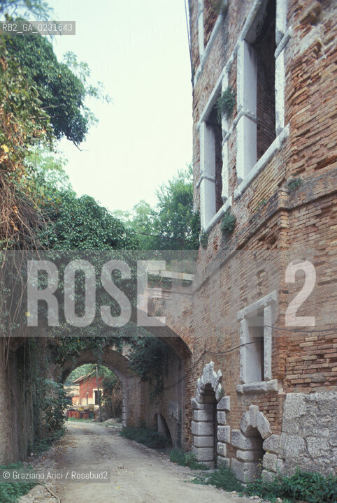 Caption: Nome:..ISOLA DI SANTANDREA: IL FORTE....Localizzazione:..VENEZIA / ISOLA DI SANTANDREA  / LAGUNA NORD..VENICE / THE ISLE OF SANTANDREA / THE NORTH LAGOON..Soggetto:..ISOLA DI SANTANDREA / IL FORTE..THE ISLE OF SANTANDREA / THE FORT..Cronologia:..SEC. XVI SECONDO QUARTO / 1543..XVIth CENTURY / 1543..Autore:..MICHELE SANMICHIELI (1484-1559)....Stile:......Editori Stampatori:......Committenza:..SIGNORIA DI VENEZIA CON DECRETO DEL 23 DICEMBRE 1534..SIGNORIA OF VENICE WITH DECREE OF 23 DECEMBER 1534..Materia e Tecnica:..STRUTTURA IN MATTONI RIVESTITA IN PIETRA DISTRIA..BRICK STRUCTURE COVERED  WITH ISTRIAN STONE..Collocazione:......Note:..LISOLA OSPITA LE CASERME DEL REGGIMENTO LAGUNARI SERENISSIMA / QUI VI FU PREPARATO IL VOLO SU VIENNA DI GABRIELE DANNUNZIO IL 9 AGOSTO DEL 1918..THE ISLAND IS THE SEAT OF THE LAGUNARI SERENISSIMA REGIMENT / HERE, GABRIELE DANNUNZIO ORGANISED THE FLIGHT TO VIENNA ON 9 AUGUST 1918 ..Riproduzione Fotografica:..Graziano Arici/Rosebud2 ...Copyright:..Graziano Arici / rosebud2/....Data:..1993....Costo:..A....Key:..ISOLE ABBANDONATE..UNINHABITED ISLANDS