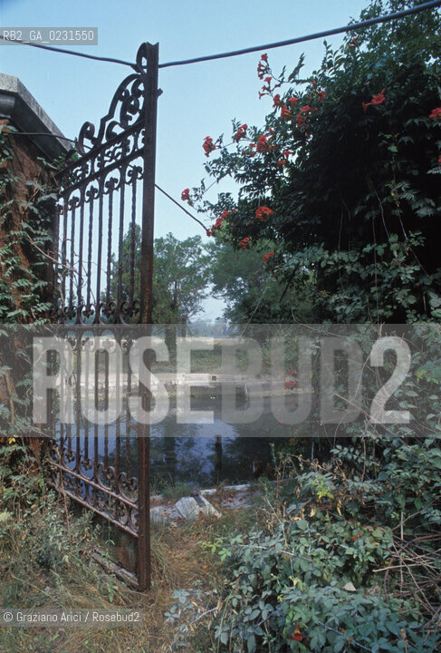 Caption: Nome:..ISOLA DI SANTANDREA: IL FORTE....Localizzazione:..VENEZIA / ISOLA DI SANTANDREA  / LAGUNA NORD..VENICE / THE ISLE OF SANTANDREA / THE NORTH LAGOON..Soggetto:..ISOLA DI SANTANDREA / IL FORTE CANCELLO..THE ISLE OF SANTANDREA / THE FORT..Cronologia:..SEC. XVI SECONDO QUARTO / 1543..XVIth CENTURY / 1543..Autore:..MICHELE SANMICHIELI (1484-1559)....Stile:......Editori Stampatori:......Committenza:..SIGNORIA DI VENEZIA CON DECRETO DEL 23 DICEMBRE 1534..SIGNORIA OF VENICE WITH DECREE OF 23 DECEMBER 1534..Materia e Tecnica:..STRUTTURA IN MATTONI RIVESTITA IN PIETRA DISTRIA..BRICK STRUCTURE COVERED  WITH ISTRIAN STONE..Collocazione:......Note:..LISOLA OSPITA LE CASERME DEL REGGIMENTO LAGUNARI SERENISSIMA / QUI VI FU PREPARATO IL VOLO SU VIENNA DI GABRIELE DANNUNZIO IL 9 AGOSTO DEL 1918..THE ISLAND IS THE SEAT OF THE LAGUNARI SERENISSIMA REGIMENT / HERE, GABRIELE DANNUNZIO ORGANISED THE FLIGHT TO VIENNA ON 9 AUGUST 1918 ..Riproduzione Fotografica:..Graziano Arici/Rosebud2 ...Copyright:..Graziano Arici / rosebud2/....Data:..1993....Costo:..A....Key:..ISOLE ABBANDONATE..UNINHABITED ISLANDS