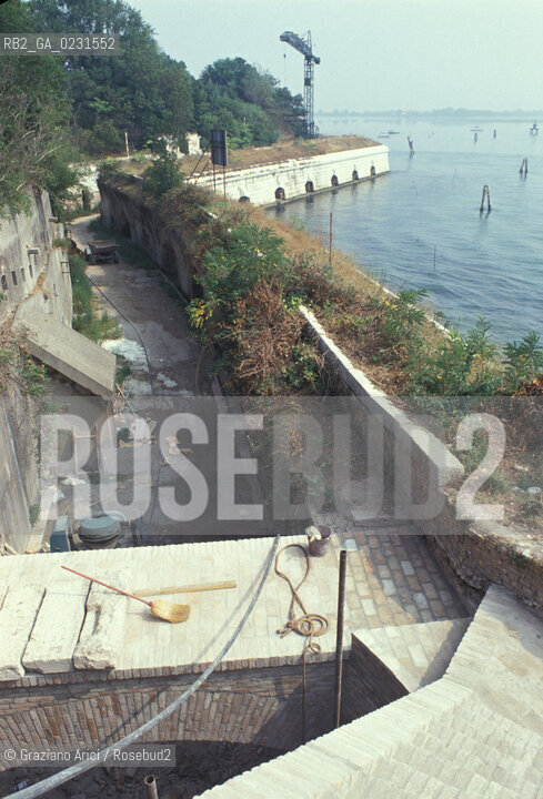 Caption: Nome:..ISOLA DI SANTANDREA: IL FORTE....Localizzazione:..VENEZIA / ISOLA DI SANTANDREA  / LAGUNA NORD..VENICE / THE ISLE OF SANTANDREA / THE NORTH LAGOON..Soggetto:..ISOLA DI SANTANDREA / IL FORTE / MURO DI CINTA..THE ISLE OF SANTANDREA / THE FORT / THE BOUNDARY WALL ..Cronologia:..SEC. XVI SECONDO QUARTO / 1543..XVIth CENTURY / 1543..Autore:..MICHELE SANMICHIELI (1484-1559)....Stile:......Editori Stampatori:......Committenza:..SIGNORIA DI VENEZIA CON DECRETO DEL 23 DICEMBRE 1534..SIGNORIA OF VENICE WITH DECREE OF 23 DECEMBER 1534..Materia e Tecnica:..STRUTTURA IN MATTONI RIVESTITA IN PIETRA DISTRIA..BRICK STRUCTURE COVERED  WITH ISTRIAN STONE..Collocazione:......Note:..LISOLA OSPITA LE CASERME DEL REGGIMENTO LAGUNARI SERENISSIMA / QUI VI FU PREPARATO IL VOLO SU VIENNA DI GABRIELE DANNUNZIO IL 9 AGOSTO DEL 1918..THE ISLAND IS THE SEAT OF THE LAGUNARI SERENISSIMA REGIMENT / HERE, GABRIELE DANNUNZIO ORGANISED THE FLIGHT TO VIENNA ON 9 AUGUST 1918 ..Riproduzione Fotografica:..Graziano Arici/Rosebud2 ...Copyright:..Graziano Arici / rosebud2/....Data:..1993....Costo:..A....Key:..ISOLE ABBANDONATE..UNINHABITED ISLANDS