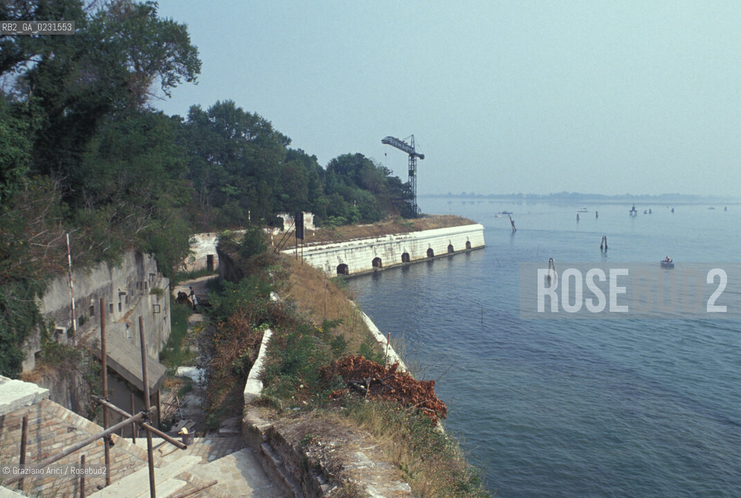 Caption: Nome:..ISOLA DI SANTANDREA: IL FORTE....Localizzazione:..VENEZIA / ISOLA DI SANTANDREA  / LAGUNA NORD..VENICE / THE ISLE OF SANTANDREA / THE NORTH LAGOON..Soggetto:..ISOLA DI SANTANDREA / IL FORTE / MURO DI CINTA..THE ISLE OF SANTANDREA / THE FORT / THE BOUNDARY WALL ..Cronologia:..SEC. XVI SECONDO QUARTO / 1543..XVIth CENTURY / 1543..Autore:..MICHELE SANMICHIELI (1484-1559)....Stile:......Editori Stampatori:......Committenza:..SIGNORIA DI VENEZIA CON DECRETO DEL 23 DICEMBRE 1534..SIGNORIA OF VENICE WITH DECREE OF 23 DECEMBER 1534..Materia e Tecnica:..STRUTTURA IN MATTONI RIVESTITA IN PIETRA DISTRIA..BRICK STRUCTURE COVERED  WITH ISTRIAN STONE..Collocazione:......Note:..LISOLA OSPITA LE CASERME DEL REGGIMENTO LAGUNARI SERENISSIMA / QUI VI FU PREPARATO IL VOLO SU VIENNA DI GABRIELE DANNUNZIO IL 9 AGOSTO DEL 1918..THE ISLAND IS THE SEAT OF THE LAGUNARI SERENISSIMA REGIMENT / HERE, GABRIELE DANNUNZIO ORGANISED THE FLIGHT TO VIENNA ON 9 AUGUST 1918 ..Riproduzione Fotografica:..Graziano Arici/Rosebud2 ...Copyright:..Graziano Arici / rosebud2/....Data:..1993....Costo:..A....Key:..ISOLE ABBANDONATE..UNINHABITED ISLANDS