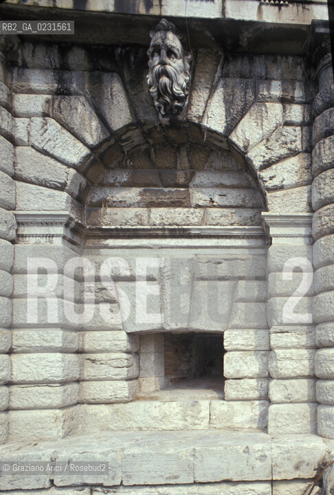 Caption: Nome:..ISOLA DI SANTANDREA: IL FORTE....Localizzazione:..VENEZIA / ISOLA DI SANTANDREA  / LAGUNA NORD..VENICE / THE ISLE OF SANTANDREA / THE NORTH LAGOON..Soggetto:..ISOLA DI SANTANDREA / IL FORTE / BOCCA DI CANNONE ..THE ISLE OF SANTANDREA / THE FORT / CANNON MOUTH..Cronologia:..SEC. XVI SECONDO QUARTO / 1543..XVIth CENTURY / 1543..Autore:..MICHELE SANMICHIELI (1484-1559)....Stile:......Editori Stampatori:......Committenza:..SIGNORIA DI VENEZIA CON DECRETO DEL 23 DICEMBRE 1534..SIGNORIA OF VENICE WITH DECREE OF 23 DECEMBER 1534..Materia e Tecnica:..STRUTTURA IN MATTONI RIVESTITA IN PIETRA DISTRIA..BRICK STRUCTURE COVERED  WITH ISTRIAN STONE..Collocazione:......Note:..LISOLA OSPITA LE CASERME DEL REGGIMENTO LAGUNARI SERENISSIMA / QUI VI FU PREPARATO IL VOLO SU VIENNA DI GABRIELE DANNUNZIO IL 9 AGOSTO DEL 1918..THE ISLAND IS THE SEAT OF THE LAGUNARI SERENISSIMA REGIMENT / HERE, GABRIELE DANNUNZIO ORGANISED THE FLIGHT TO VIENNA ON 9 AUGUST 1918 ..Riproduzione Fotografica:..Graziano Arici/Rosebud2 ...Copyright:..Graziano Arici / rosebud2/....Data:..1993....Costo:..A....Key:..ISOLE ABBANDONATE..UNINHABITED ISLANDS