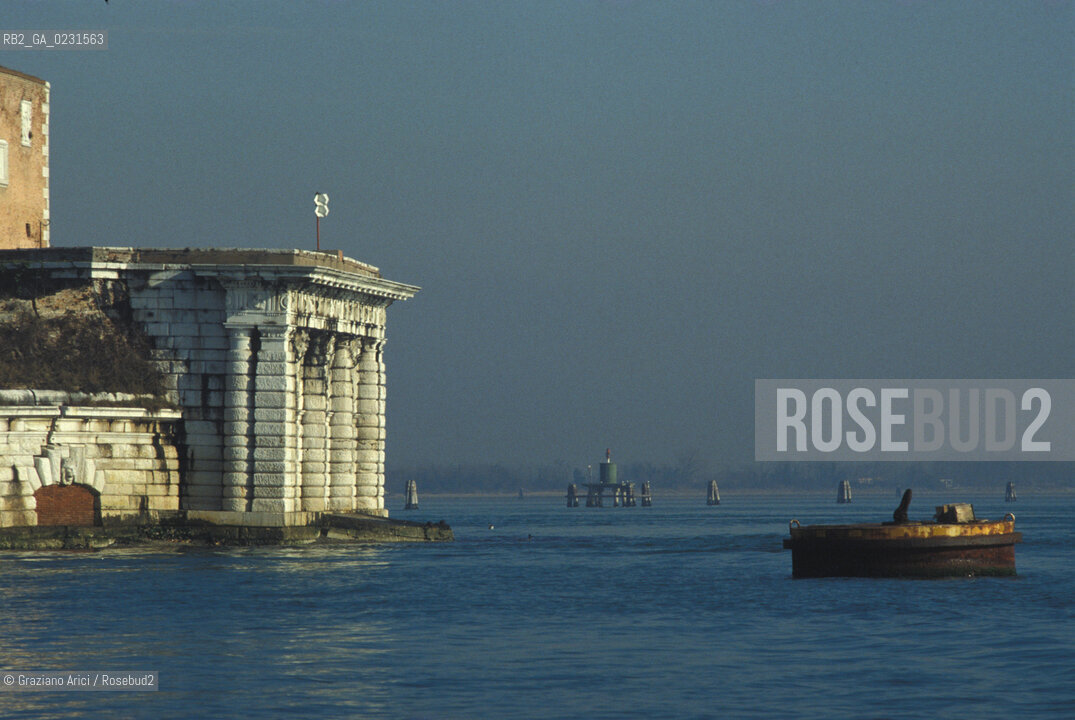 Caption: Nome:..ISOLA DI SANTANDREA: IL FORTE....Localizzazione:..VENEZIA / ISOLA DI SANTANDREA  / LAGUNA NORD..VENICE / THE ISLE OF SANTANDREA / THE NORTH LAGOON..Soggetto:..ISOLA DI SANTANDREA / IL FORTE..THE ISLE OF SANTANDREA / THE FORT..Cronologia:..SEC. XVI SECONDO QUARTO / 1543..XVIth CENTURY / 1543..Autore:..MICHELE SANMICHIELI (1484-1559)....Stile:......Editori Stampatori:......Committenza:..SIGNORIA DI VENEZIA CON DECRETO DEL 23 DICEMBRE 1534..SIGNORIA OF VENICE WITH DECREE OF 23 DECEMBER 1534..Materia e Tecnica:..STRUTTURA IN MATTONI RIVESTITA IN PIETRA DISTRIA..BRICK STRUCTURE COVERED  WITH ISTRIAN STONE..Collocazione:......Note:..LISOLA OSPITA LE CASERME DEL REGGIMENTO LAGUNARI SERENISSIMA / QUI VI FU PREPARATO IL VOLO SU VIENNA DI GABRIELE DANNUNZIO IL 9 AGOSTO DEL 1918..THE ISLAND IS THE SEAT OF THE LAGUNARI SERENISSIMA REGIMENT / HERE, GABRIELE DANNUNZIO ORGANISED THE FLIGHT TO VIENNA ON 9 AUGUST 1918 ..Riproduzione Fotografica:..Graziano Arici/Rosebud2 ...Copyright:..Graziano Arici / rosebud2/....Data:..1993....Costo:..A....Key:..ISOLE ABBANDONATE..UNINHABITED ISLANDS