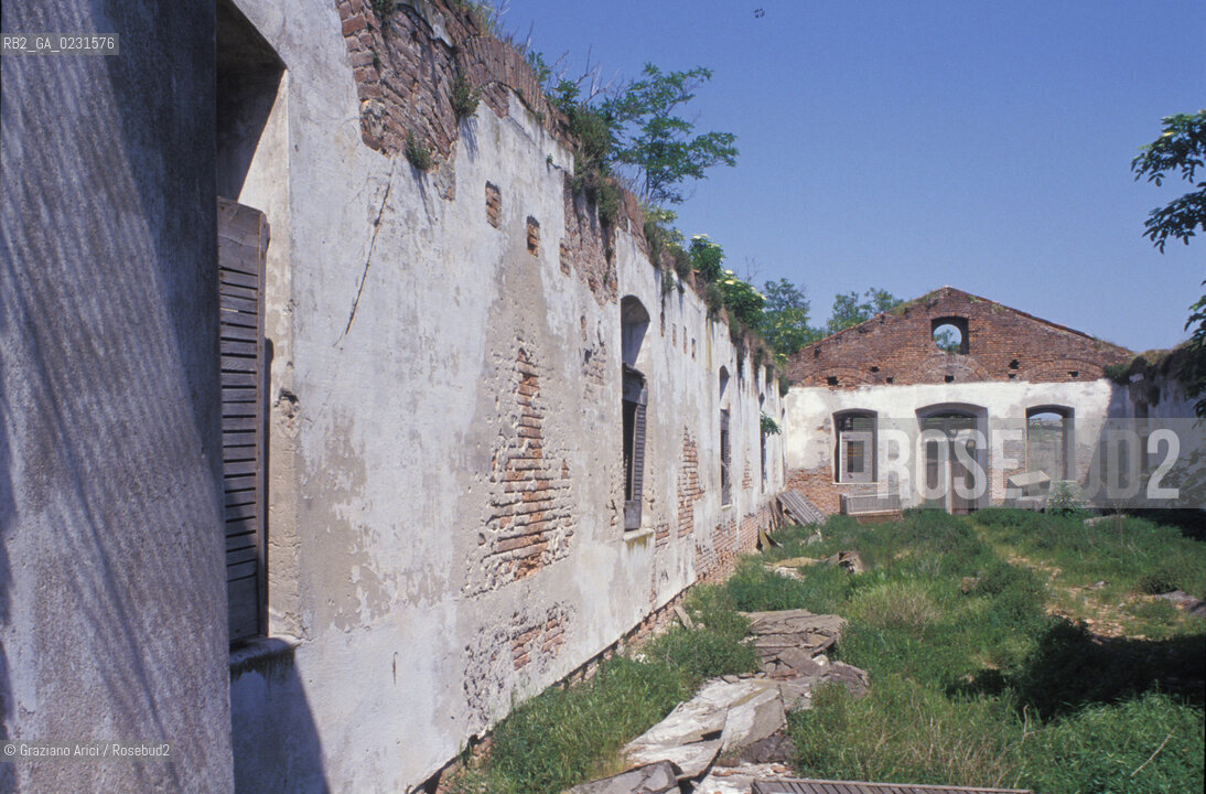 Caption: Nome:..ISOLA DI SANTANGELO DELLA POLVERE....Localizzazione:..VENEZIA / ISOLA DI SANTANGELO DELLA POLVERE / LAGUNA SUD..VENICE / THE ISLE OF SANTANGELO DELLA POLVERE  / THE SOUTH LAGOON..Soggetto:..ISOLA DI SANTANGELO DELLA POLVERE / RESTI  ..THE ISLE OF SANTANGELO DELLA POLVERE / REMAINS  ..Cronologia:......Autore:......Stile:......Editori Stampatori:.... ..Committenza:......Materia e Tecnica:......Collocazione:......Note:..DI ORIGINARIA DESTINAZIONE CONVENTUALE (1060) DALLA SECONDA METÀ DEL XVI SECOLO VENNE UTILIZZATA FINO AL 1946 PER IMPIANTI MILITARI ..ORIGINALLY ESTABLISHED  AS THE SITE OF A MONASTERY (1060) THE ISLAND WAS USED FOR MILITARY PURPOSES FROM THE MID-SIXTEENTH CENTURY UNTIL 1946..Riproduzione Fotografica:..Graziano Arici/Rosebud2 ...Copyright:..Graziano Arici / rosebud2/....Data:..1993....Costo:..A....Key:..ISOLE ABBANDONATE..UNINHABITED ISLANDS
