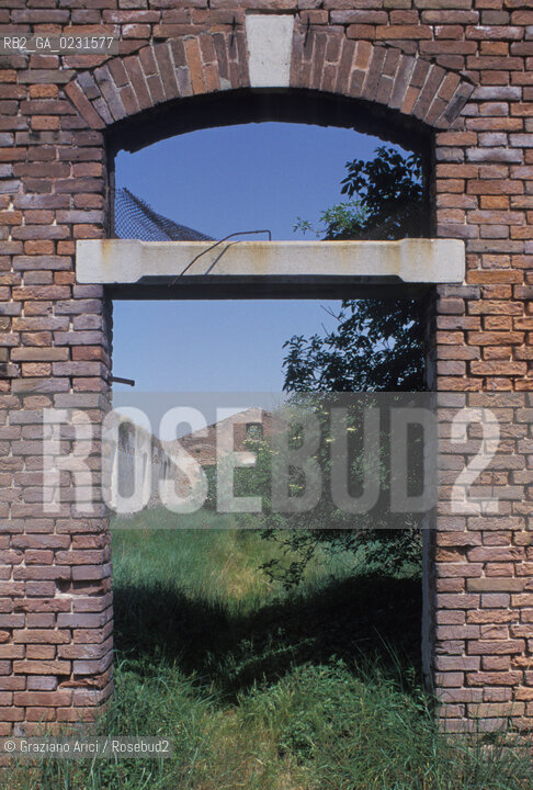Caption: Nome:..ISOLA DI SANTANGELO DELLA POLVERE....Localizzazione:..VENEZIA / ISOLA DI SANTANGELO DELLA POLVERE / LAGUNA SUD..VENICE / THE ISLE OF SANTANGELO DELLA POLVERE  / THE SOUTH LAGOON..Soggetto:..ISOLA DI SANTANGELO DELLA POLVERE / RESTI  PORTA..THE ISLE OF SANTANGELO DELLA POLVERE / REMAINS  ..Cronologia:......Autore:......Stile:......Editori Stampatori:.... ..Committenza:......Materia e Tecnica:......Collocazione:......Note:..DI ORIGINARIA DESTINAZIONE CONVENTUALE (1060) DALLA SECONDA METÀ DEL XVI SECOLO VENNE UTILIZZATA FINO AL 1946 PER IMPIANTI MILITARI ..ORIGINALLY ESTABLISHED  AS THE SITE OF A MONASTERY (1060) THE ISLAND WAS USED FOR MILITARY PURPOSES FROM THE MID-SIXTEENTH CENTURY UNTIL 1946..Riproduzione Fotografica:..Graziano Arici/Rosebud2 ...Copyright:..Graziano Arici / rosebud2/....Data:..1993....Costo:..A....Key:..ISOLE ABBANDONATE..UNINHABITED ISLANDS