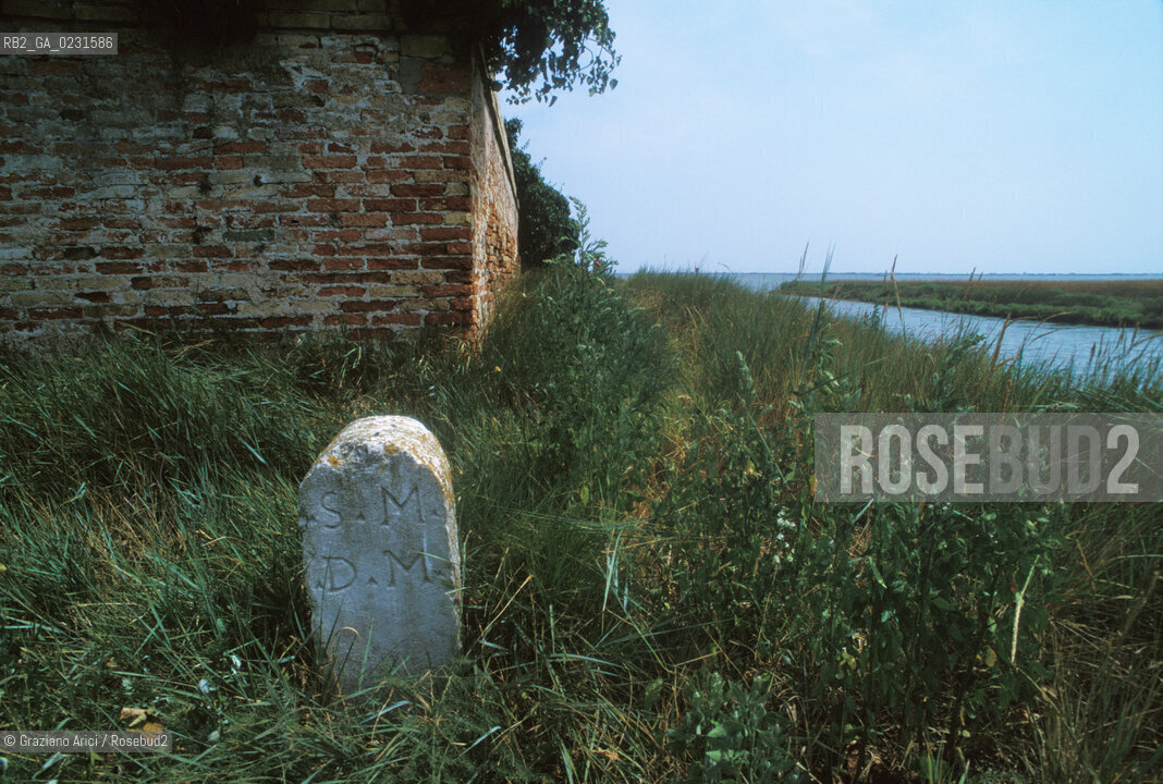 Caption: Nome:..ISOLA DI SANTARIANO....Localizzazione:..VENEZIA / ISOLA DI SANTARIANO / LAGUNA NORD..VENICE / THE ISLE OF SANTARIANO   / THE NORTH LAGOON..Soggetto:..ISOLA DI SANTARIANO / CIPPO..THE ISLE OF SANTARIANO / CIPPUS..Cronologia:......Autore:......Stile:......Editori Stampatori:......Committenza:......Materia e Tecnica:......Collocazione:......Note:..NEL 1565 VIENE REALIZZATO UN MURO CHE RECINGE ANCORA OGGI LA PARTE DELLISOLA ALLORA DESTINATA AD OSSARIO..IN 1565 A WALL HAS BEEN BUILT TO SURROUND AN OSSUARY..Riproduzione Fotografica:..Graziano Arici/Rosebud2 ...Copyright:..Graziano Arici / rosebud2/....Data:..1993....Costo:..A....Key:..ISOLE ABBANDONATE..UNINHABITED ISLANDS