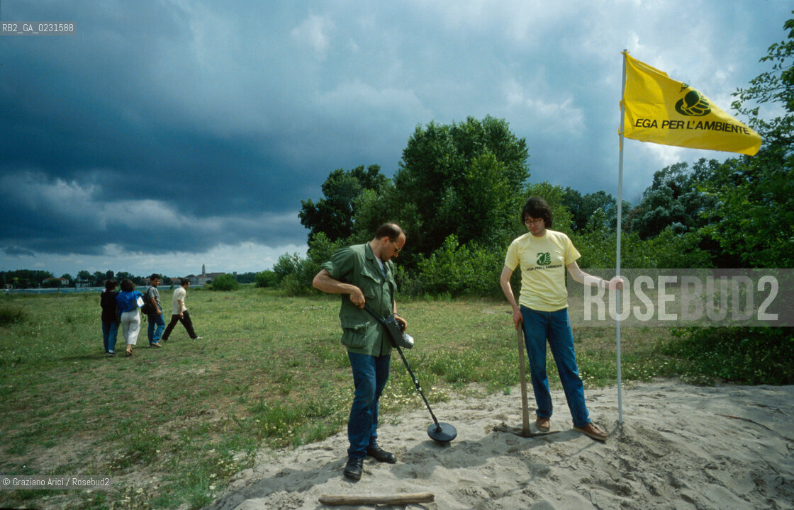 Caption: Nome:..ISOLA DELLA CERTOSA....Localizzazione:..VENEZIA / ISOLA DELLA CERTOSA / LAGUNA NORD..VENICE / THE ISLE OF CERTOSA / THE NORTH LAGOON..Soggetto:..ISOLA DELLA CERTOSA / BONIFICA DEL TERRENO DAI RESIDUI BELLICI DA PARTE DELLA LEGA AMBIENTE..ISLE OF CERTOSA / DRAINAGE  OF WAR SURPLUS BY LEGA AMBIENTE..Cronologia:......Autore:......Stile:......Editori Stampatori:......Committenza:......Materia e Tecnica:......Collocazione:......Note:..NEL 1199 FURONO COSTRUITI UNA CHIESA E UN CONVENTO / DAL 1806 DIVENNE ZONA MILITARE..IN 1199 A CHURCH AND A CONVENT WERE BUILT / IT BECAME MILITARY ZONE IN 1806..Riproduzione Fotografica:..Graziano Arici/Rosebud2 ...Copyright:..Graziano Arici / rosebud2/....Data:..1993....Costo:..A....Key:..ISOLE ABBANDONATE..UNINHABITED ISLANDS