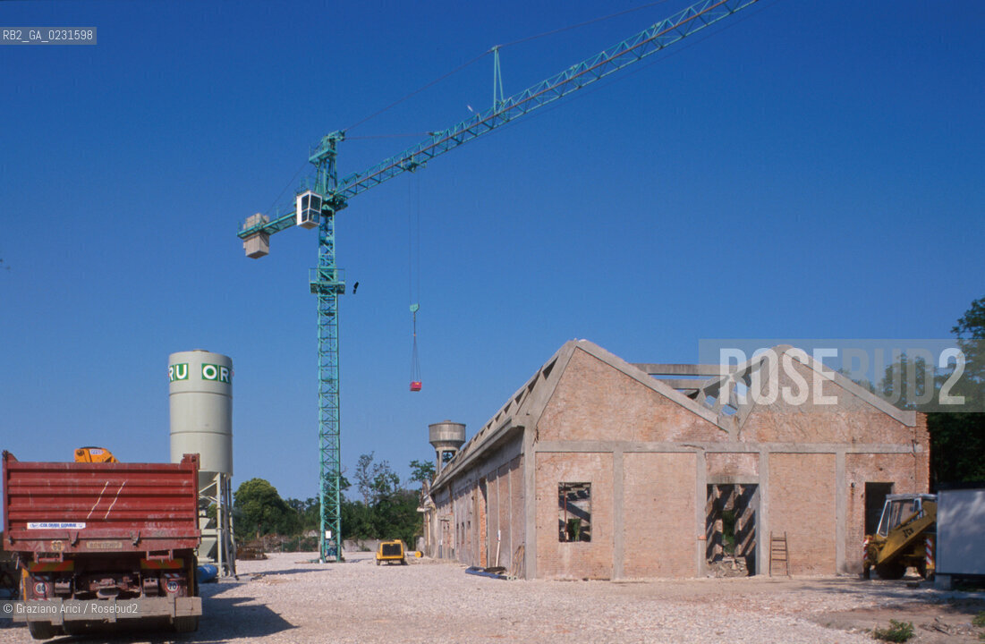 Caption: Nome:..ISOLA DELLA CERTOSA....Localizzazione:..VENEZIA / ISOLA DELLA CERTOSA / LAGUNA NORD..VENICE / THE ISLE OF CERTOSA / THE NORTH LAGOON..Soggetto:..ISOLA DELLA CERTOSA / LAVORI DI RESTAURO..ISLE OF CERTOSA /  REPAIRS..Cronologia:......Autore:......Stile:......Editori Stampatori:......Committenza:......Materia e Tecnica:......Collocazione:......Note:..NEL 1199 FURONO COSTRUITI UNA CHIESA E UN CONVENTO / DAL 1806 DIVENNE ZONA MILITARE..IN 1199 A CHURCH AND A CONVENT WERE BUILT / IT BECAME MILITARY ZONE IN 1806..Riproduzione Fotografica:..Graziano Arici/Rosebud2 ...Copyright:..Graziano Arici / rosebud2/....Data:..1996....Costo:..A....Key:..ISOLE ABBANDONATE..UNINHABITED ISLANDS