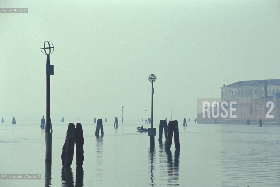 Caption: Nome:..ISOLA DI SAN CLEMENTE....Localizzazione:..VENEZIA / ISOLA DI SAN CLEMENTE / LAGUNA SUD..VENICE / THE ISLE OF SAN CLEMENTE / THE SOUTH  LAGOON..Soggetto:..ISOLA DI SAN CLEMENTE..ISLE OF SAN CLEMENTE..Cronologia:......Autore:......Stile:......Editori Stampatori:......Committenza:......Materia e Tecnica:......Collocazione:......Note:..I PRIMI EDIFICI RISALGONO AL XII SECOLO / DAL 1834 LISOLA DIVENNE MANICOMIO PROVINCIALE FEMMINILE FINO AL1992 / SACCHEGGIATA NEL 1992, OGGI E DIVENTATA RIFUGIO PER GATTI RANDAGI, GRAZIE AI VOLONTARI DELLASSOCIAZIONE DINGO..THE FIRST BUILDINGS  DATE BACK TO THE XII CENTURY  / FROM 1834 TO 1992 IT WAS USED AS A GIRLS MENTAL HOSPITAL  / SACKED IN 1992, IT BECAME A REFUGE FOR STRAY CATS, THANKS TO  VOLUNTARY DINGO ASSOCIATION..Riproduzione Fotografica:..Graziano Arici/Rosebud2 ...Copyright:..Graziano Arici / rosebud2/....Data:..1993....Costo:..A....Key:..ISOLE ABBANDONATE..UNINHABITED ISLANDS