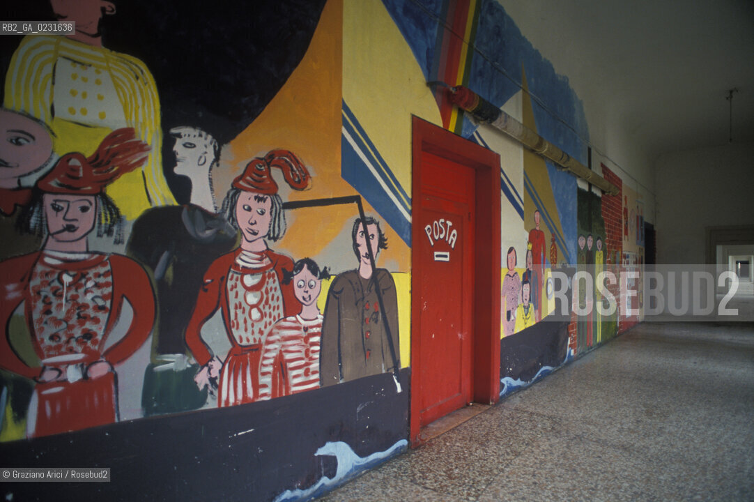 Caption: Nome:..ISOLA DI SAN CLEMENTE: OSPEDALE ....Localizzazione:..VENEZIA / ISOLA DI SAN CLEMENTE / LAGUNA SUD..VENICE / THE ISLE OF SAN CLEMENTE / THE SOUTH LAGOON..Soggetto:..ISOLA DI SAN CLEMENTE / INTERNO DELL OSPEDALE / DISEGNI..ISLE OF SAN CLEMENTE / INTERIOR OF THE HOSPITAL / DRAWINGS..Cronologia:......Autore:......Stile:......Editori Stampatori:......Committenza:......Materia e Tecnica:......Collocazione:......Note:..I PRIMI EDIFICI RISALGONO AL XII SECOLO / DAL 1834 LISOLA DIVENNE MANICOMIO PROVINCIALE FEMMINILE FINO AL1992 / SACCHEGGIATA NEL 1992, OGGI E DIVENTATA RIFUGIO PER GATTI RANDAGI, GRAZIE AI VOLONTARI DELLASSOCIAZIONE DINGO..THE FIRST BUILDINGS  DATE BACK TO THE XII CENTURY  / FROM 1834 TO 1992 IT WAS USED AS A GIRLS MENTAL HOSPITAL  / SACKED IN 1992, IT BECAME A REFUGE FOR STRAY CATS, THANKS TO  VOLUNTARY DINGO ASSOCIATION..Riproduzione Fotografica:..Graziano Arici/Rosebud2 ...Copyright:..Graziano Arici / rosebud2/....Data:..1993....Costo:..A....Key:..ISOLE ABBANDONATE..UNINHABITED ISLANDS