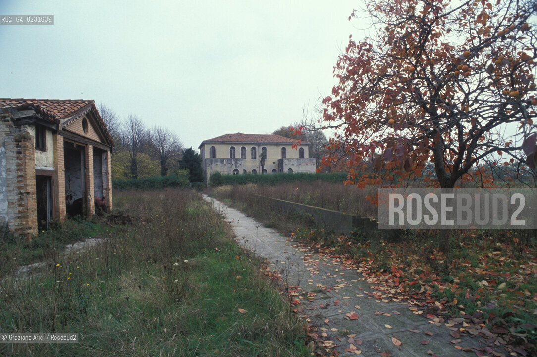Nome:..ISOLA DI SAN CLEMENTE: OSPEDALE ....Localizzazione:..VENEZIA / ISOLA DI SAN CLEMENTE / LAGUNA SUD..VENICE / THE ISLE OF SAN CLEMENTE / THE SOUTH LAGOON..Soggetto:..ISOLA DI SAN CLEMENTE / OSPEDALE PARCO..ISLE OF SAN CLEMENTE / HOSPITAL..Cronologia:......Autore:......Stile:......Editori Stampatori:......Committenza:......Materia e Tecnica:......Collocazione:......Note:..I PRIMI EDIFICI RISALGONO AL XII SECOLO / DAL 1834 LISOLA DIVENNE MANICOMIO PROVINCIALE FEMMINILE FINO AL1992 / SACCHEGGIATA NEL 1992, OGGI E DIVENTATA RIFUGIO PER GATTI RANDAGI, GRAZIE AI VOLONTARI DELLASSOCIAZIONE DINGO..THE FIRST BUILDINGS  DATE BACK TO THE XII CENTURY  / FROM 1834 TO 1992 IT WAS USED AS A GIRLS MENTAL HOSPITAL  / SACKED IN 1992, IT BECAME A REFUGE FOR STRAY CATS, THANKS TO  VOLUNTARY DINGO ASSOCIATION..Riproduzione Fotografica:..Graziano Arici/Rosebud2 ...Copyright:..Graziano Arici / rosebud2/....Data:..1993....Costo:..A....Key:..ISOLE ABBANDONATE / PALAZZI..UNINHABITED ISLANDS / PALACES