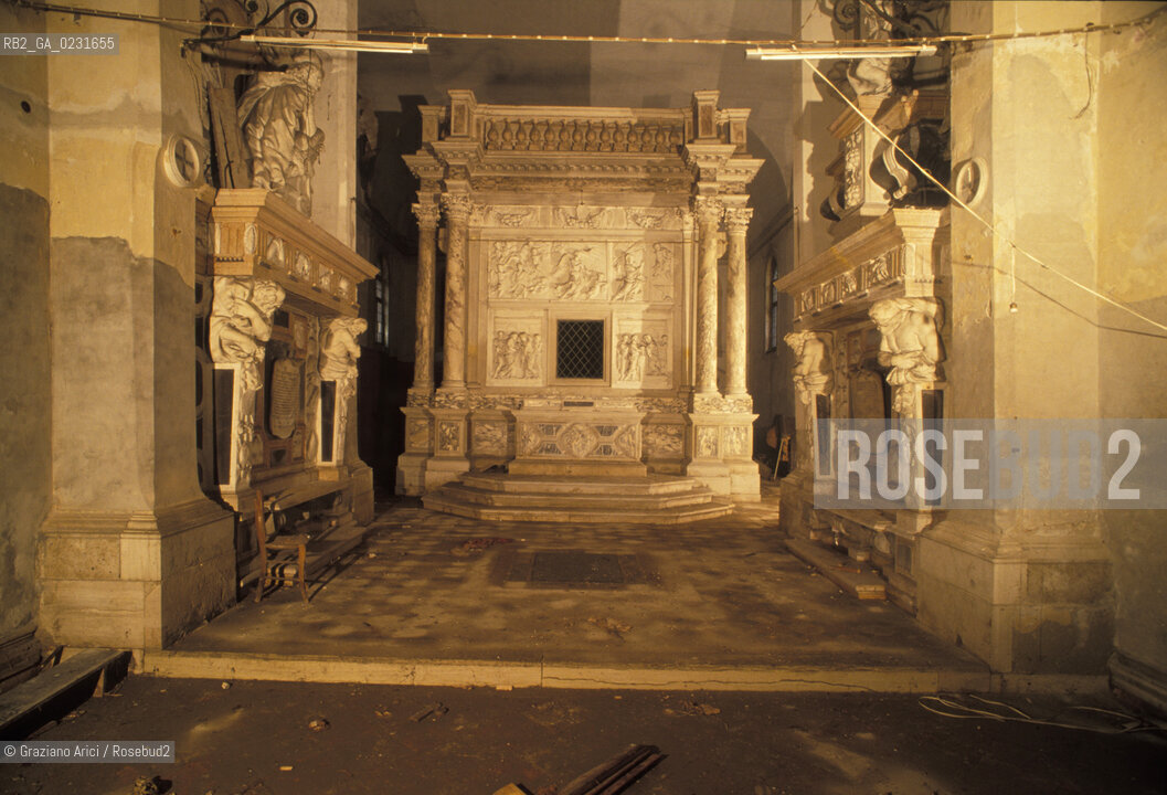 Caption: Nome:..ISOLA DI SAN CLEMENTE: INTERNO DELLA CHIESA....Localizzazione:..VENEZIA / ISOLA DI SAN CLEMENTE / LAGUNA SUD..VENICE / THE ISLE OF SAN CLEMENTE / THE SOUTH LAGOON..Soggetto:..ISOLA DI SAN CLEMENTE / INTERNO DELLA CHIESA / LA SANTA CASA DI LORETO / RILIEVO / LA NASCITA DI CRISTO..ISLE OF SAN CLEMENTE / INTERIOR OF THE CHURCH / THE HOLY HOUSE OF LORETO / RELIEF / BIRTH OF CHRIST ..Cronologia:..SEC. XVII SECONDO QUARTO / 1646 ..XVIIth CENTURY  / 1646..Autore:......Stile:..BAROCCO..BAROQUE..Editori Stampatori:......Committenza:..LAZZARONI FRANCESCO ....Materia e Tecnica:..MARMO..MARBLE ..Collocazione:......Note:..LA CHIESA E LISOLA FURONO SACCHEGGIATE NEL 1992..THE CHURCH AND ISLE HAVE BEEN SACKED IN 1992..Riproduzione Fotografica:..Graziano Arici/Rosebud2 ...Copyright:..Graziano Arici / rosebud2/....Data:..1993....Costo:..A....Key:..ISOLE ABBANDONATE / CHIESA..UNINHABITED ISLANDS / CHURCH