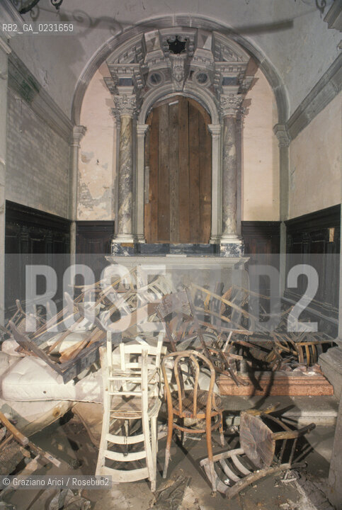 Caption: Nome:..ISOLA DI SAN CLEMENTE: INTERNO DELLA CHIESA....Localizzazione:..VENEZIA / ISOLA DI SAN CLEMENTE / LAGUNA SUD..VENICE / THE ISLE OF SAN CLEMENTE / THE SOUTH LAGOON..Soggetto:..ISOLA DI SAN CLEMENTE / INTERNO DELLA CHIESA  SEDIA..ISLE OF SAN CLEMENTE / INTERIOR OF THE CHURCH ..Cronologia:..SEC. XVII ..XVIIth CENTURY ..Autore:......Stile:......Editori Stampatori:......Committenza:......Materia e Tecnica:......Collocazione:......Note:..LA CHIESA E LISOLA FURONO SACCHEGGIATE NEL 1992, I BUSTI DI PIETRO E LORENZO MOROSINI, SCULTURE DI MICHELE UNGARO (XVII SEC.) TRAFUGATI..THE CHURCH AND ISLE HAVE BEEN SACKED IN 1992 , THE BUSTS OF PIETRO E LORENZO MOROSINI, SCULPTURES BY MICHELE UNGARO (XVIIth CENTURY) STOLEN..Riproduzione Fotografica:..Graziano Arici/Rosebud2 ...Copyright:..Graziano Arici / rosebud2/....Data:..1993....Costo:..A....Key:..ISOLE ABBANDONATE / CHIESA..UNINHABITED ISLANDS / CHURCH