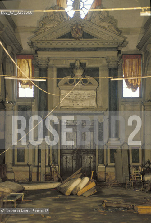 Nome:..ISOLA DI SAN CLEMENTE: INTERNO DELLA CHIESA....Localizzazione:..VENEZIA / ISOLA DI SAN CLEMENTE / LAGUNA SUD..VENICE / THE ISLE OF SAN CLEMENTE / THE SOUTH LAGOON..Soggetto:..ISOLA DI SAN CLEMENTE / INTERNO DELLA CHIESA..ISLE OF SAN CLEMENTE / INTERIOR OF THE CHURCH..Cronologia:..SEC. XVII ..XVIIth CENTURY..Autore:......Stile:..BAROCCO..BAROQUE..Editori Stampatori:......Committenza:......Materia e Tecnica:......Collocazione:......Note:..LA CHIESA E LISOLA FURONO SACCHEGGIATE NEL 1992..THE CHURCH AND ISLE HAVE BEEN SACKED IN 1992..Riproduzione Fotografica:..Graziano Arici/Rosebud2 ...Copyright:..Graziano Arici / rosebud2/....Data:..1993....Costo:..A....Key:..ISOLE ABBANDONATE / CHIESA..UNINHABITED ISLANDS / CHURCH