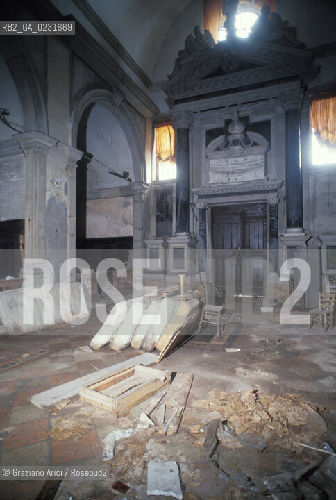 Nome:..ISOLA DI SAN CLEMENTE: INTERNO DELLA CHIESA....Localizzazione:..VENEZIA / ISOLA DI SAN CLEMENTE / LAGUNA SUD..VENICE / THE ISLE OF SAN CLEMENTE / THE SOUTH LAGOON..Soggetto:..ISOLA DI SAN CLEMENTE / INTERNO DELLA CHIESA..ISLE OF SAN CLEMENTE / INTERIOR OF THE CHURCH..Cronologia:..SEC. XVII ..XVIIth CENTURY..Autore:......Stile:..BAROCCO..BAROQUE..Editori Stampatori:......Committenza:......Materia e Tecnica:......Collocazione:......Note:..LA CHIESA E LISOLA FURONO SACCHEGGIATE NEL 1992..THE CHURCH AND ISLE HAVE BEEN SACKED IN 1992..Riproduzione Fotografica:..Graziano Arici/Rosebud2 ...Copyright:..Graziano Arici / rosebud2/....Data:..1993....Costo:..A....Key:..ISOLE ABBANDONATE / CHIESA..UNINHABITED ISLANDS / CHURCH