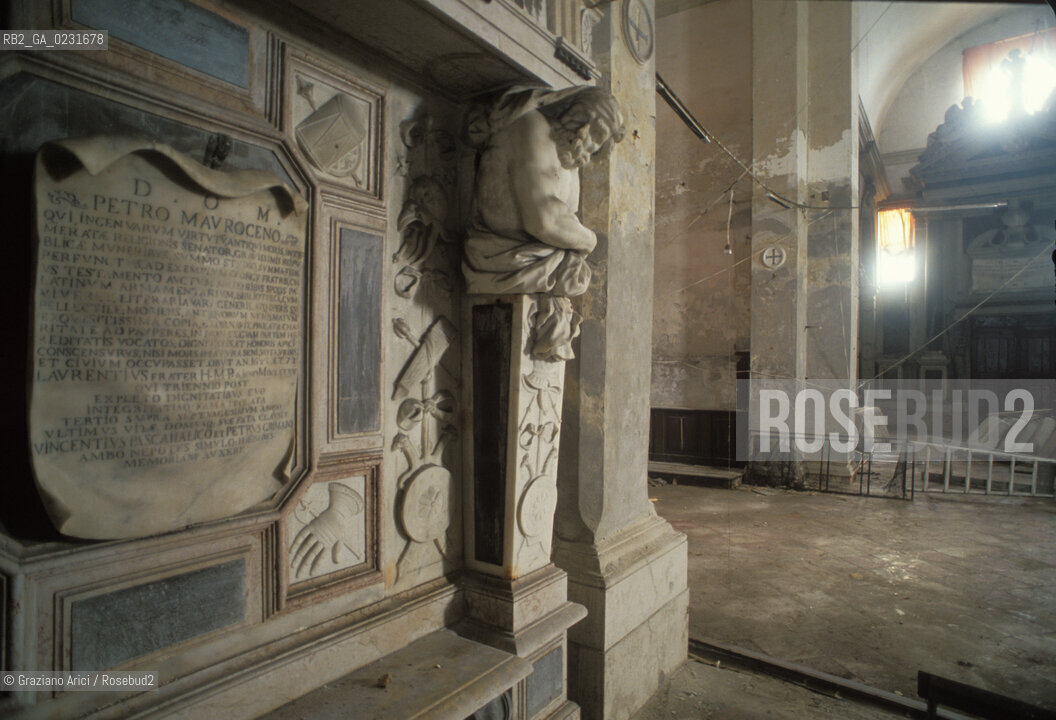 Nome:..ISOLA DI SAN CLEMENTE: INTERNO DELLA CHIESA....Localizzazione:..VENEZIA / ISOLA DI SAN CLEMENTE / LAGUNA SUD..VENICE / THE ISLE OF SAN CLEMENTE / THE SOUTH LAGOON..Soggetto:..ISOLA DI SAN CLEMENTE / INTERNO DELLA CHIESA..ISLE OF SAN CLEMENTE / INTERIOR OF THE CHURCH..Cronologia:..SEC. XVII ..XVIIth CENTURY..Autore:......Stile:..BAROCCO..BAROQUE..Editori Stampatori:......Committenza:......Materia e Tecnica:......Collocazione:......Note:..LA CHIESA E LISOLA FURONO SACCHEGGIATE NEL 1992..THE CHURCH AND ISLE HAVE BEEN SACKED IN 1992..Riproduzione Fotografica:..Graziano Arici/Rosebud2 ...Copyright:..Graziano Arici / rosebud2/....Data:..1993....Costo:..A....Key:..ISOLE ABBANDONATE / CHIESA..UNINHABITED ISLANDS / CHURCH