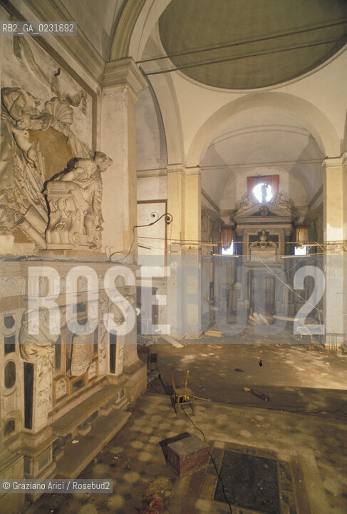 Nome:..ISOLA DI SAN CLEMENTE: INTERNO DELLA CHIESA....Localizzazione:..VENEZIA / ISOLA DI SAN CLEMENTE / LAGUNA SUD..VENICE / THE ISLE OF SAN CLEMENTE / THE SOUTH LAGOON..Soggetto:..ISOLA DI SAN CLEMENTE / CHIESA / MONUMENTO A PIETRO E LORENZO MOROSINI..ISLE OF SAN CLEMENTE / THE CHURCH / MONUMENT TO PIETRO AND LORENZO MOROSINI ..Cronologia:..SEC. XVII..XVIIth CENTURY..Autore:......Stile:..BAROCCO..BAROQUE..Editori Stampatori:......Committenza:......Materia e Tecnica:......Collocazione:......Note:..DOPO IL SACCHEGGIO DEL1992 / I BUSTI, SCULTURE DI MICHELE UNGARO (XVII SEC.) SONO STATI TRAFUGATI..AFTER THE SACK IN 1992 / THE BUSTS, SCULPTURES BY MICHELE UNGARO (XVIIth CENTURY) HAVE BEEN STOLEN ..Riproduzione Fotografica:..Graziano Arici/Rosebud2 ...Copyright:..Graziano Arici / rosebud2/....Data:..1993....Costo:..A....Key:..ISOLE ABBANDONATE / CHIESA..UNINHABITED ISLANDS / CHURCH