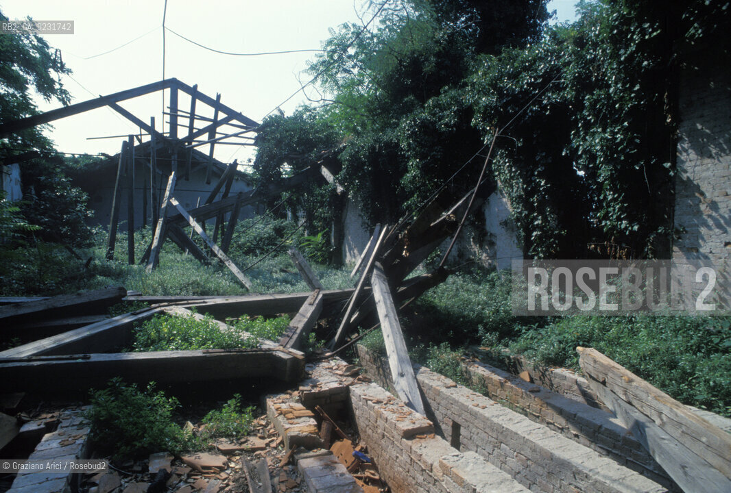 Nome:..ISOLA DI SAN GIACOMO IN PALUDO ....Localizzazione:..VENEZIA / ISOLA DI SAN  GIACOMO IN PALUDO / LAGUNA NORD..VENICE / THE ISLE OF SAN GIACOMO IN PALUDO / THE NORTH LAGOON..Soggetto:..ISOLA DI SAN GIACOMO IN PALUDO / RESTI DI UN EDIFICIO ..THE ISLE OF SAN GIACOMO IN PALUDO  / REMAINS OF A BUILDING ..Cronologia:......Autore:......Stile:......Editori Stampatori:......Committenza:......Materia e Tecnica:......Collocazione:......Note:..DAL 1860 VENNE UTILIZZATA COME POLVERIERA..SINCE1860 THE ISLE WAS USED AS A POWDER MAGAZINE ..Riproduzione Fotografica:..Graziano Arici/Rosebud2 ...Copyright:..Graziano Arici / rosebud2/....Data:..1993....Costo:..A....Key:..ISOLE ABBANDONATE..UNINHABITED ISLANDS