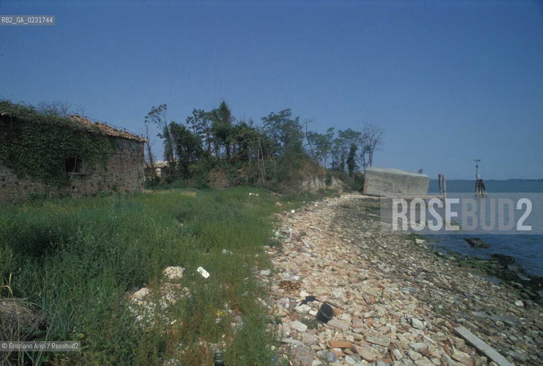 Nome:..ISOLA DI SAN GIACOMO IN PALUDO ....Localizzazione:..VENEZIA / ISOLA DI SAN  GIACOMO IN PALUDO / LAGUNA NORD..VENICE / THE ISLE OF SAN GIACOMO IN PALUDO / THE NORTH LAGOON..Soggetto:..ISOLA DI SAN GIACOMO IN PALUDO / RESTI DI UN EDIFICIO ..THE ISLE OF SAN GIACOMO IN PALUDO  / REMAINS OF A BUILDING ..Cronologia:......Autore:......Stile:......Editori Stampatori:......Committenza:......Materia e Tecnica:......Collocazione:......Note:..DAL 1860 VENNE UTILIZZATA COME POLVERIERA..SINCE1860 THE ISLE WAS USED AS A POWDER MAGAZINE ..Riproduzione Fotografica:..Graziano Arici/Rosebud2 ...Copyright:..Graziano Arici / rosebud2/....Data:..1993....Costo:..A....Key:..ISOLE ABBANDONATE..UNINHABITED ISLANDS