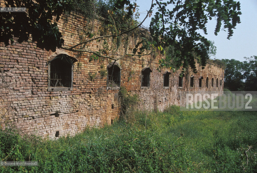 Nome:..ISOLA DI SAN GIACOMO IN PALUDO ....Localizzazione:..VENEZIA / ISOLA DI SAN  GIACOMO IN PALUDO / LAGUNA NORD..VENICE / THE ISLE OF SAN GIACOMO IN PALUDO / THE NORTH LAGOON..Soggetto:..ISOLA DI SAN GIACOMO IN PALUDO / RESTI DI UN EDIFICIO ..THE ISLE OF SAN GIACOMO IN PALUDO  / REMAINS OF A BUILDING ..Cronologia:......Autore:......Stile:......Editori Stampatori:......Committenza:......Materia e Tecnica:......Collocazione:......Note:..DAL 1860 VENNE UTILIZZATA COME POLVERIERA..SINCE1860 THE ISLE WAS USED AS A POWDER MAGAZINE ..Riproduzione Fotografica:..Graziano Arici/Rosebud2 ...Copyright:..Graziano Arici / rosebud2/....Data:..1993....Costo:..A....Key:..ISOLE ABBANDONATE..UNINHABITED ISLANDS