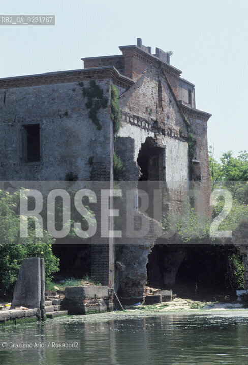 Nome:..ISOLA DI SAN GIORGIO IN ALGA....Localizzazione:..VENEZIA / ISOLA DI SAN GIORGIO IN ALGA / LAGUNA SUD..VENICE / THE ISLE OF SAN GIORGIO IN ALGA  / THE SOUTH LAGOON..Soggetto:..ISOLA DI SAN GIORGIO IN ALGA / RESTI DI UN EDIFICIO ..THE ISLE OF SAN GIORGIO IN ALGA / REMAINS OF A BUILDING ..Cronologia:......Autore:......Stile:......Editori Stampatori:......Committenza:......Materia e Tecnica:......Collocazione:......Note:..NEL XI SEC. FU COSTRUITO UN CONVENTO / NEL 1729 VENNE UTILIZZATA COME CARCERE POLITICO E NEL 1806 VENNE TRASFORMATA IN POLVERIERA ..IN XIth CENTURY A CONVENT WAS BUILT /  THE ISLAND WAS USED FOR THE CONFINEMENT OF POLITICAL PRISONERS FROM 1729 AND IN 1806 WAS CONVERTED INTO A POWDER MAGAZINE..Riproduzione Fotografica:..Graziano Arici/Rosebud2 ...Copyright:..Graziano Arici / rosebud2/....Data:..1993....Costo:..A....Key:..ISOLE ABBANDONATE..UNINHABITED ISLANDS