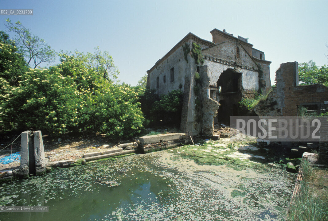 Nome:..ISOLA DI SAN GIORGIO IN ALGA....Localizzazione:..VENEZIA / ISOLA DI SAN GIORGIO IN ALGA / LAGUNA SUD..VENICE / THE ISLE OF SAN GIORGIO IN ALGA  / THE SOUTH LAGOON..Soggetto:..ISOLA DI SAN GIORGIO IN ALGA / RESTI DI UN EDIFICIO ..THE ISLE OF SAN GIORGIO IN ALGA / REMAINS OF A BUILDING ..Cronologia:......Autore:......Stile:......Editori Stampatori:......Committenza:......Materia e Tecnica:......Collocazione:......Note:..NEL XI SEC. FU COSTRUITO UN CONVENTO / NEL 1729 VENNE UTILIZZATA COME CARCERE POLITICO E NEL 1806 VENNE TRASFORMATA IN POLVERIERA ..IN XIth CENTURY A CONVENT WAS BUILT /  THE ISLAND WAS USED FOR THE CONFINEMENT OF POLITICAL PRISONERS FROM 1729 AND IN 1806 WAS CONVERTED INTO A POWDER MAGAZINE..Riproduzione Fotografica:..Graziano Arici/Rosebud2 ...Copyright:..Graziano Arici / rosebud2/....Data:..1993....Costo:..A....Key:..ISOLE ABBANDONATE..UNINHABITED ISLANDS