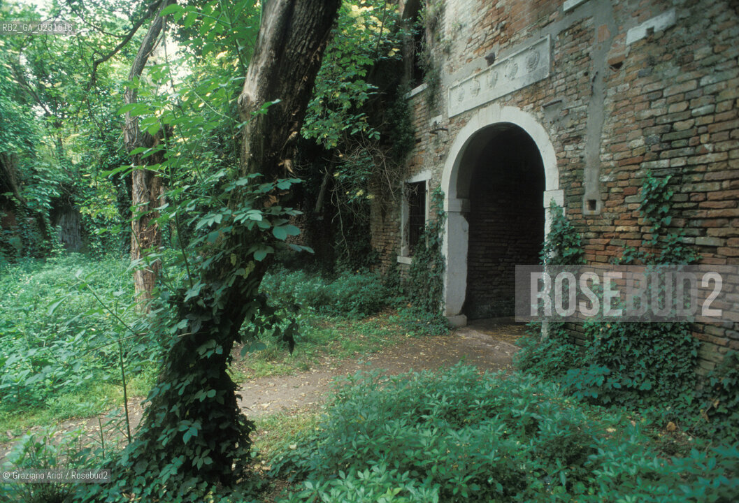 Caption: Nome:..ISOLA DEL LAZZARETTO VECCHIO....Localizzazione:..VENEZIA / ISOLA DEL LAZZARETTO VECCHIO / LAGUNA SUD..VENICE / THE ISLE OF LAZZARETTO VECCHIO / THE SOUTH LAGOON..Soggetto:..ISOLA DEL LAZZARETTO VECCHIO / ROVINE..THE ISLE OF LAZZARETTO VECCHIO / REMAINS ..Cronologia:......Autore:.. ....Stile:......Editori Stampatori:......Committenza:......Materia e Tecnica:......Collocazione:......Note:..NEL 1423 SCOPPIO LA PESTE IN CITTA E LISOLA VENNE TRASFORMATA IN LAZZARETTO ..WITH THE 1423 PLAGUE THE ISLAND BECAME LAZZARETTO  (QUARANTINE STATION)..Riproduzione Fotografica:..Graziano Arici/Rosebud2 ...Copyright:..Graziano Arici / rosebud2/....Data:..1993....Costo:..A....Key:..ISOLE ABBANDONATE..UNINHABITED ISLANDS