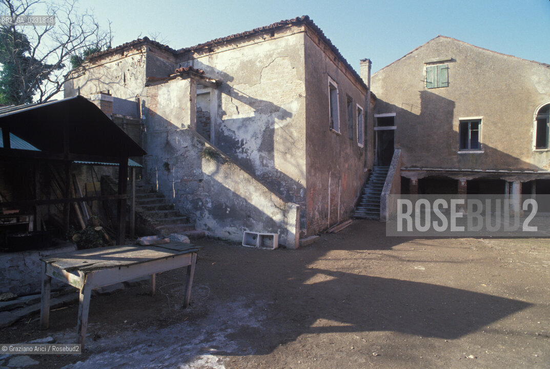 Caption: Nome:..ISOLA DEL LAZZARETTO VECCHIO....Localizzazione:..VENEZIA / ISOLA DEL LAZZARETTO VECCHIO / LAGUNA SUD..VENICE / THE ISLE OF LAZZARETTO VECCHIO / THE SOUTH LAGOON..Soggetto:..ISOLA DEL LAZZARETTO VECCHIO / CORTILE..THE ISLE OF LAZZARETTO VECCHIO / COURT YARD  ..Cronologia:......Autore:.. ....Stile:......Editori Stampatori:......Committenza:......Materia e Tecnica:......Collocazione:......Note:..NEL 1423 SCOPPIO LA PESTE IN CITTA E LISOLA VENNE TRASFORMATA IN LAZZARETTO ..WITH THE 1423 PLAGUE THE ISLAND BECAME LAZZARETTO  (QUARANTINE STATION)..Riproduzione Fotografica:..Graziano Arici/Rosebud2 ...Copyright:..Graziano Arici / rosebud2/....Data:..1993....Costo:..A....Key:..ISOLE ABBANDONATE..UNINHABITED ISLANDS