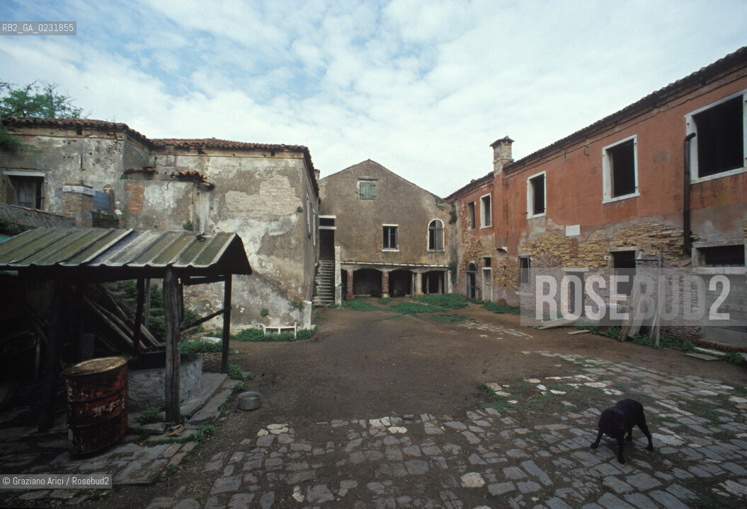 Caption: Nome:..ISOLA DEL LAZZARETTO VECCHIO....Localizzazione:..VENEZIA / ISOLA DEL LAZZARETTO VECCHIO / LAGUNA SUD..VENICE / THE ISLE OF LAZZARETTO VECCHIO / THE SOUTH LAGOON..Soggetto:..ISOLA DEL LAZZARETTO VECCHIO / CORTILE..THE ISLE OF LAZZARETTO VECCHIO / COURT YARD  ..Cronologia:......Autore:.. ....Stile:......Editori Stampatori:......Committenza:......Materia e Tecnica:......Collocazione:......Note:..NEL 1423 SCOPPIO LA PESTE IN CITTA E LISOLA VENNE TRASFORMATA IN LAZZARETTO ..WITH THE 1423 PLAGUE THE ISLAND BECAME LAZZARETTO  (QUARANTINE STATION)..Riproduzione Fotografica:..Graziano Arici/Rosebud2 ...Copyright:..Graziano Arici / rosebud2/....Data:..1993....Costo:..A....Key:..ISOLE ABBANDONATE..UNINHABITED ISLANDS