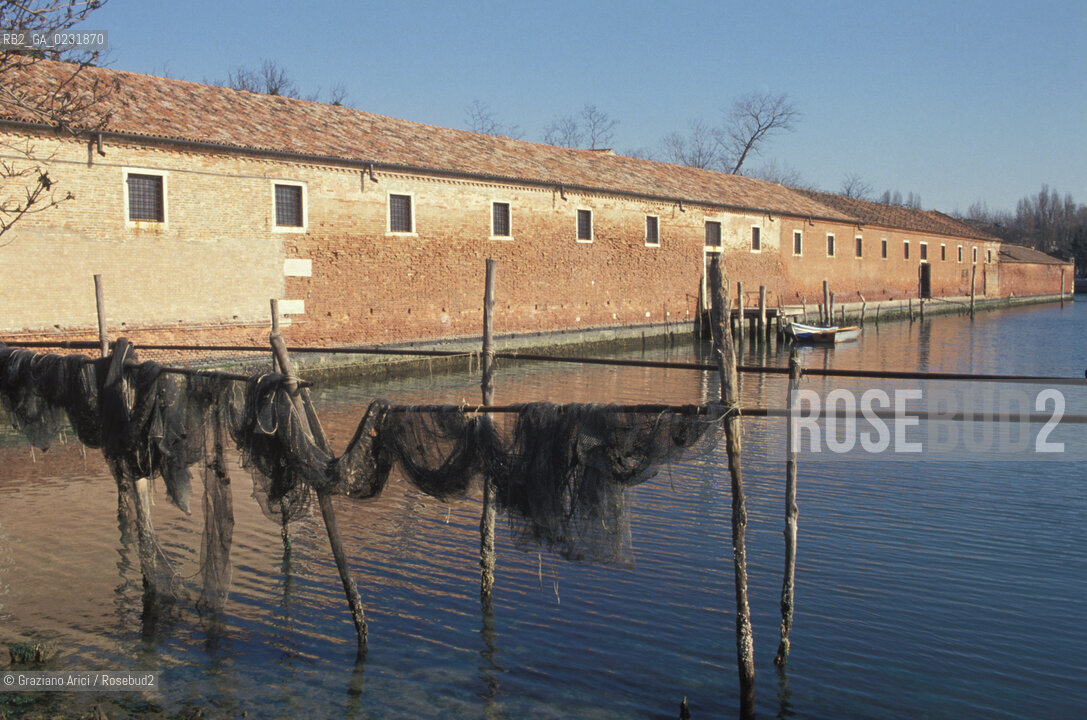 Caption: Nome:..ISOLA DEL LAZZARETTO VECCHIO: APPRODO....Localizzazione:..VENEZIA / ISOLA DEL LAZZARETTO VECCHIO / LAGUNA SUD..VENICE / THE ISLE OF LAZZARETTO VECCHIO / THE SOUTH LAGOON..Soggetto:..ISOLA DEL LAZZARETTO VECCHIO / APPRODO..THE ISLE OF LAZZARETTO VECCHIO / LANDING POINT    ..Cronologia:......Autore:.. ....Stile:......Editori Stampatori:......Committenza:......Materia e Tecnica:......Collocazione:......Note:..NEL 1423 SCOPPIO LA PESTE IN CITTA E LISOLA VENNE TRASFORMATA IN LAZZARETTO ..WITH THE 1423 PLAGUE THE ISLAND BECAME LAZZARETTO  (QUARANTINE STATION)..Riproduzione Fotografica:..Graziano Arici/Rosebud2 ...Copyright:..Graziano Arici / rosebud2/....Data:..1993....Costo:..A....Key:..ISOLE ABBANDONATE..UNINHABITED ISLANDS