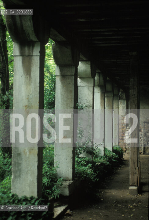 Caption: Nome:..ISOLA DEL LAZZARETTO VECCHIO: CHIOSTRO....Localizzazione:..VENEZIA / ISOLA DEL LAZZARETTO VECCHIO / LAGUNA SUD..VENICE / THE ISLE OF LAZZARETTO VECCHIO / THE SOUTH LAGOON..Soggetto:..ISOLA DEL LAZZARETTO VECCHIO / CHIOSTRO..THE ISLE OF LAZZARETTO VECCHIO / CLOISTER..Cronologia:......Autore:.. ....Stile:......Editori Stampatori:......Committenza:......Materia e Tecnica:......Collocazione:......Note:..NEL 1423 SCOPPIO LA PESTE IN CITTA E LISOLA VENNE TRASFORMATA IN LAZZARETTO ..WITH THE 1423 PLAGUE THE ISLAND BECAME LAZZARETTO  (QUARANTINE STATION)..Riproduzione Fotografica:..Graziano Arici/Rosebud2 ...Copyright:..Graziano Arici / rosebud2/....Data:..1993....Costo:..A....Key:..ISOLE ABBANDONATE..UNINHABITED ISLANDS