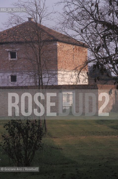 Caption: Nome:..ISOLA DEL LAZZARETTO NUOVO: POLVERIERA....Localizzazione:..VENEZIA / ISOLA DEL LAZZARETTO NUOVO / LAGUNA NORD..VENICE / THE ISLE OF LAZZARETTO NUOVO / THE NORTH LAGOON..Soggetto:..ISOLA DEL LAZZARETTO NUOVO / POLVERIERA..THE ISLE OF LAZZARETTO NUOVO / POWDER MAGAZINE..Cronologia:......Autore:.. ....Stile:......Editori Stampatori:......Committenza:......Materia e Tecnica:......Collocazione:......Note:..NEL XV SEC. DIVENTA LAZZARETTO PER LESPURGO DELLE MERCI E SUCCESSIVAMENTE DELLE PERSONE SOSPETTE DI CONTAGIO. DOPO LA PESTILENZA DEL XVI SEC. VIENE ABBANDONATA E NEL 1800 DIVENTA ZONA MILITARE ..THE ISLAND BECAME A QUARANTINE STATION IN XVth CENTURY, FIRST FOR GOODS AND LATER FOR INDIVIDUALS SUSPECTED OF BEING INFECTED. AFTER THE PLAGUES OF THE XVIth CENTURY, THE ISLAND WAS ABANDONED AND IT BECAME A MILITARY POST IN 1800 ..Riproduzione Fotografica:..Graziano Arici/Rosebud2 ...Copyright:..Graziano Arici / rosebud2/....Data:..1992....Costo:..A....Key:..ISOLE ABBANDONATE..UNINHABITED ISLANDS