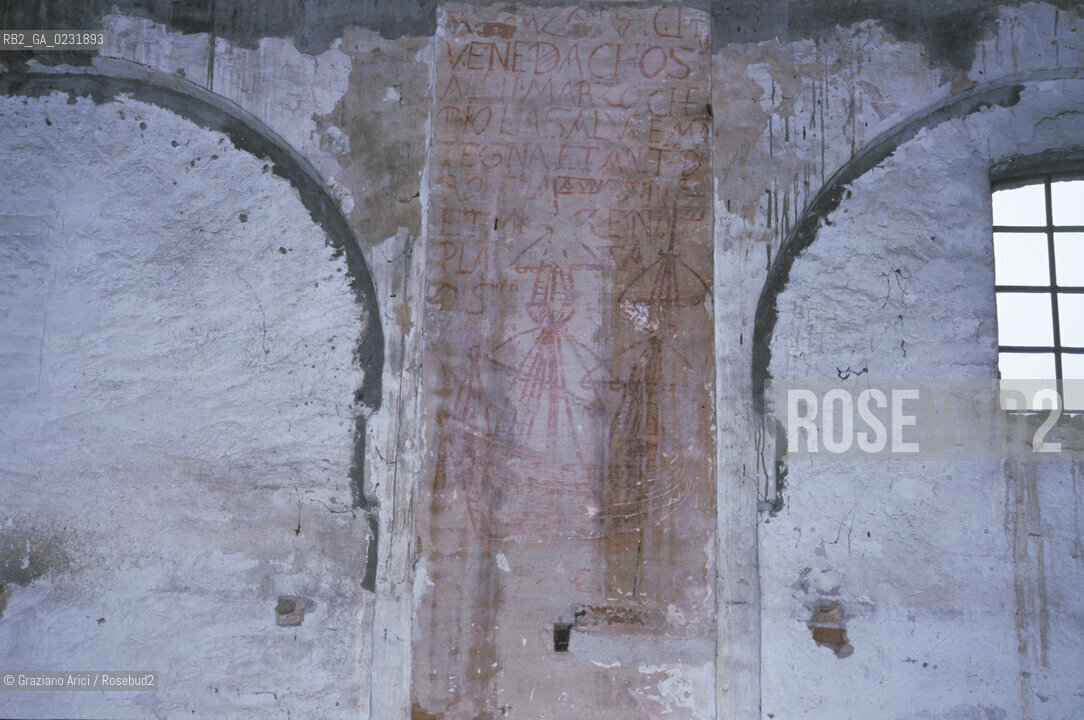 Caption: Nome:..ISOLA DEL LAZZARETTO NUOVO: TEZON GRANDE....Localizzazione:..VENEZIA / ISOLA DEL LAZZARETTO NUOVO / LAGUNA NORD..VENICE / THE ISLE OF LAZZARETTO NUOVO / THE NORTH LAGOON..Soggetto:..ISOLA DEL LAZZARETTO NUOVO / INTERNO DI UN EDIFICIO / TEZON GRANDE / GRAFFITI..THE ISLE OF LAZZARETTO NUOVO / INTERIOR OF A BUILDING ..Cronologia:......Autore:.. ....Stile:......Editori Stampatori:......Committenza:......Materia e Tecnica:......Collocazione:......Note:..NEL XV SEC. DIVENTA LAZZARETTO PER LESPURGO DELLE MERCI E SUCCESSIVAMENTE DELLE PERSONE SOSPETTE DI CONTAGIO. DOPO LA PESTILENZA DEL XVI SEC. VIENE ABBANDONATA E NEL 1800 DIVENTA ZONA MILITARE ..THE ISLAND BECAME A QUARANTINE STATION IN XVth CENTURY, FIRST FOR GOODS AND LATER FOR INDIVIDUALS SUSPECTED OF BEING INFECTED. AFTER THE PLAGUES OF THE XVIth CENTURY, THE ISLAND WAS ABANDONED AND IT BECAME A MILITARY POST IN 1800 ..Riproduzione Fotografica:..Graziano Arici/Rosebud2 ...Copyright:..Graziano Arici / rosebud2/....Data:..1992....Costo:..A....Key:..ISOLE ABBANDONATE..UNINHABITED ISLANDS