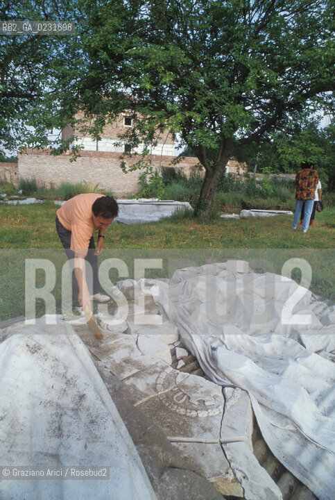 Caption: Nome:..ISOLA DEL LAZZARETTO NUOVO....Localizzazione:..VENEZIA / ISOLA DEL LAZZARETTO NUOVO / LAGUNA NORD..VENICE / THE ISLE OF LAZZARETTO NUOVO / THE NORTH LAGOON..Soggetto:..ISOLA DEL LAZZARETTO NUOVO / VOLONTARI DEL EKOS CLUB - ARCHEOCLUB DITALIA SONO ALLOPERA PER RIPULIRE E  SALVARE LISOLA DAL DECADIMENTO / RILIEVI SU UNA LAPIDE..THE ISLE OF LAZZARETTO NUOVO / VOLUNTARY EKOS CLUB - ARCHEOCLUB DITALIA ASSOCIATION  WORKING TO CLEAN AND TO SAVE THE ISLAND FROM DECAY / REMARKS ON A PLAQUE..Cronologia:......Autore:.. ....Stile:......Editori Stampatori:......Committenza:......Materia e Tecnica:......Collocazione:......Note:..NEL XV SEC. DIVENTA LAZZARETTO PER LESPURGO DELLE MERCI E SUCCESSIVAMENTE DELLE PERSONE SOSPETTE DI CONTAGIO. DOPO LA PESTILENZA DEL XVI SEC. VIENE ABBANDONATA E NEL 1800 DIVENTA ZONA MILITARE ..THE ISLAND BECAME A QUARANTINE STATION IN XVth CENTURY, FIRST FOR GOODS AND LATER FOR INDIVIDUALS SUSPECTED OF BEING INFECTED. AFTER THE PLAGUES OF THE XVIth CENTURY, THE ISLAND WAS ABANDONED AND IT BECAME A MILITARY POST IN 1800 ..Riproduzione Fotografica:..Graziano Arici/Rosebud2 ...Copyright:..Graziano Arici / rosebud2/....Data:..1992....Costo:..A....Key:..ISOLE ABBANDONATE..UNINHABITED ISLANDS