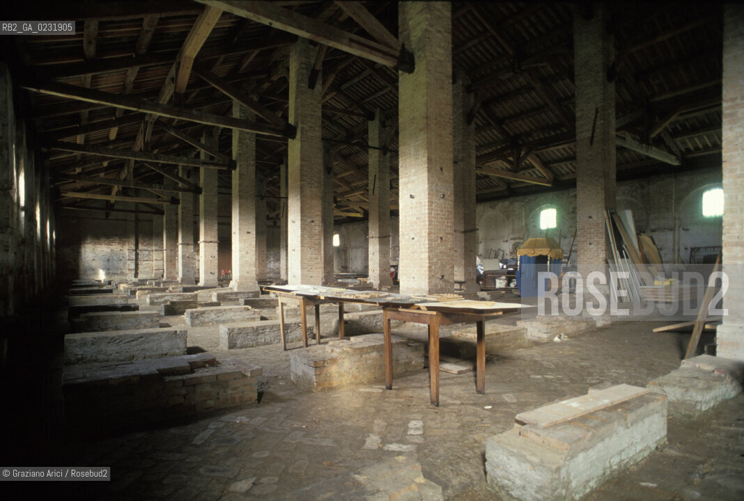 Caption: Nome:..ISOLA DEL LAZZARETTO NUOVO: TEZON GRANDE....Localizzazione:..VENEZIA / ISOLA DEL LAZZARETTO NUOVO / LAGUNA NORD..VENICE / THE ISLE OF LAZZARETTO NUOVO / THE NORTH LAGOON..Soggetto:..ISOLA DEL LAZZARETTO NUOVO / INTERNO DI UN EDIFICIO / TEZON GRANDE..THE ISLE OF LAZZARETTO NUOVO / INTERIOR OF A BUILDING ..Cronologia:......Autore:.. ....Stile:......Editori Stampatori:......Committenza:......Materia e Tecnica:......Collocazione:......Note:..NEL XV SEC. DIVENTA LAZZARETTO PER LESPURGO DELLE MERCI E SUCCESSIVAMENTE DELLE PERSONE SOSPETTE DI CONTAGIO. DOPO LA PESTILENZA DEL XVI SEC. VIENE ABBANDONATA E NEL 1800 DIVENTA ZONA MILITARE ..THE ISLAND BECAME A QUARANTINE STATION IN XVth CENTURY, FIRST FOR GOODS AND LATER FOR INDIVIDUALS SUSPECTED OF BEING INFECTED. AFTER THE PLAGUES OF THE XVIth CENTURY, THE ISLAND WAS ABANDONED AND IT BECAME A MILITARY POST IN 1800 ..Riproduzione Fotografica:..Graziano Arici/Rosebud2 ...Copyright:..Graziano Arici / rosebud2/....Data:..1992....Costo:..A....Key:..ISOLE ABBANDONATE..UNINHABITED ISLANDS