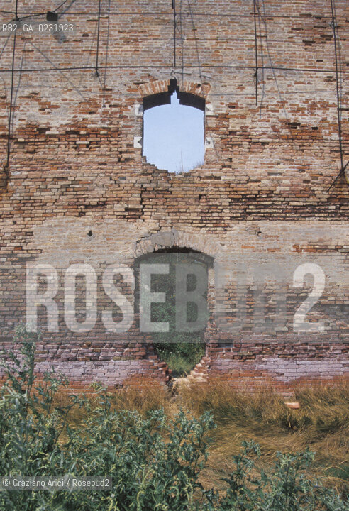 Caption: Nome:..ISOLA DI MADONNA DEL MONTE: RESTI DI UN EDIFICIO....Localizzazione:..VENEZIA / ISOLA DI MADONNA DEL MONTE / LAGUNA NORD..VENICE / THE ISLE OF MADONNA DEL MONTE  / THE NORTH LAGOON..Soggetto:..ISOLA DI MADONNA DEL MONTE / PARTICOLARE DI UN EDIFICIO CON FINESTRA..THE ISLE OF MADONNA DEL MONTE  / DETAIL OF A BUILDING WITH WINDOW     ..Cronologia:......Autore:.. ....Stile:......Editori Stampatori:......Committenza:......Materia e Tecnica:......Collocazione:......Note:..NEL1303 FU COSTRUITO UN CONVENTO / LISOLA VENNE TRASFORMATA IN POLVERIERA ALLINIZIO DEL XX° SECOLO..IN 1303 A CONVENT WAS BUILT  / THE ISLAND WAS CONVERTED INTO A POWDER MAGAZINE AT THE BEGINNING OF THE XXth CENTURY..Riproduzione Fotografica:..Graziano Arici/Rosebud2 ...Copyright:..Graziano Arici / rosebud2/....Data:..1993....Costo:..A....Key:..ISOLE ABBANDONATE..UNINHABITED ISLANDS