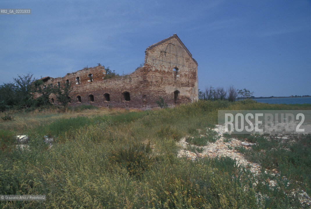 Caption: Nome:..ISOLA DI MADONNA DEL MONTE: RESTI DI UN EDIFICIO....Localizzazione:..VENEZIA / ISOLA DI MADONNA DEL MONTE / LAGUNA NORD..VENICE / THE ISLE OF MADONNA DEL MONTE  / THE NORTH LAGOON..Soggetto:..ISOLA DI MADONNA DEL MONTE / RESTI DI UN EDIFICIO ..THE ISLE OF MADONNA DEL MONTE  / REMAINS OF A BUILDING    ..Cronologia:......Autore:.. ....Stile:......Editori Stampatori:......Committenza:......Materia e Tecnica:......Collocazione:......Note:..NEL1303 FU COSTRUITO UN CONVENTO / LISOLA VENNE TRASFORMATA IN POLVERIERA ALLINIZIO DEL XX° SECOLO..IN 1303 A CONVENT WAS BUILT  / THE ISLAND WAS CONVERTED INTO A POWDER MAGAZINE AT THE BEGINNING OF THE XXth CENTURY..Riproduzione Fotografica:..Graziano Arici/Rosebud2 ...Copyright:..Graziano Arici / rosebud2/....Data:..1993....Costo:..A....Key:..ISOLE ABBANDONATE..UNINHABITED ISLANDS