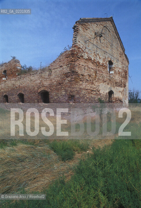 Caption: Nome:..ISOLA DI MADONNA DEL MONTE: RESTI DI UN EDIFICIO....Localizzazione:..VENEZIA / ISOLA DI MADONNA DEL MONTE / LAGUNA NORD..VENICE / THE ISLE OF MADONNA DEL MONTE  / THE NORTH LAGOON..Soggetto:..ISOLA DI MADONNA DEL MONTE / RESTI DI UN EDIFICIO ..THE ISLE OF MADONNA DEL MONTE  / REMAINS OF A BUILDING    ..Cronologia:......Autore:.. ....Stile:......Editori Stampatori:......Committenza:......Materia e Tecnica:......Collocazione:......Note:..NEL1303 FU COSTRUITO UN CONVENTO / LISOLA VENNE TRASFORMATA IN POLVERIERA ALLINIZIO DEL XX° SECOLO..IN 1303 A CONVENT WAS BUILT  / THE ISLAND WAS CONVERTED INTO A POWDER MAGAZINE AT THE BEGINNING OF THE XXth CENTURY..Riproduzione Fotografica:..Graziano Arici/Rosebud2 ...Copyright:..Graziano Arici / rosebud2/....Data:..1993....Costo:..A....Key:..ISOLE ABBANDONATE..UNINHABITED ISLANDS