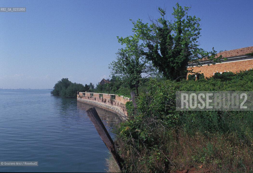 Caption: Nome:..ISOLA DI POVEGLIA....Localizzazione:..VENEZIA / ISOLA DI POVEGLIA / LAGUNA SUD..VENICE / THE ISLE OF POVEGLIA  / THE SOUTH LAGOON..Soggetto:..ISOLA DI POVEGLIA..THE ISLE OF POVEGLIA..Cronologia:......Autore:......Stile:......Editori Stampatori:.... ..Committenza:......Materia e Tecnica:......Collocazione:......Note:..DAL IX AL XIV SECOLO FU ABITATA DAGLI SCHIAVI E SERVITORI DEL DOGE / NEL XVIII SECOLO VENNE COSTRUITO UN LAZZARETTO, POI TRASFORMATO IN CONVALESCENZIARIO..FROM IXth TO XIVth CENTURY WAS  INHABITED BY THE SLAVES AND SERVANTS OF THE DOGE / IN XVIIth CENTURY  A LAZZARETTO WAS BUILT AND THIS WAS LATER CONVERTED INTO A CONVALESCENT HOME..Riproduzione Fotografica:..Graziano Arici/Rosebud2 ...Copyright:..Graziano Arici / rosebud2/....Data:..1993....Costo:..A....Key:..ISOLE ABBANDONATE..UNINHABITED ISLANDS