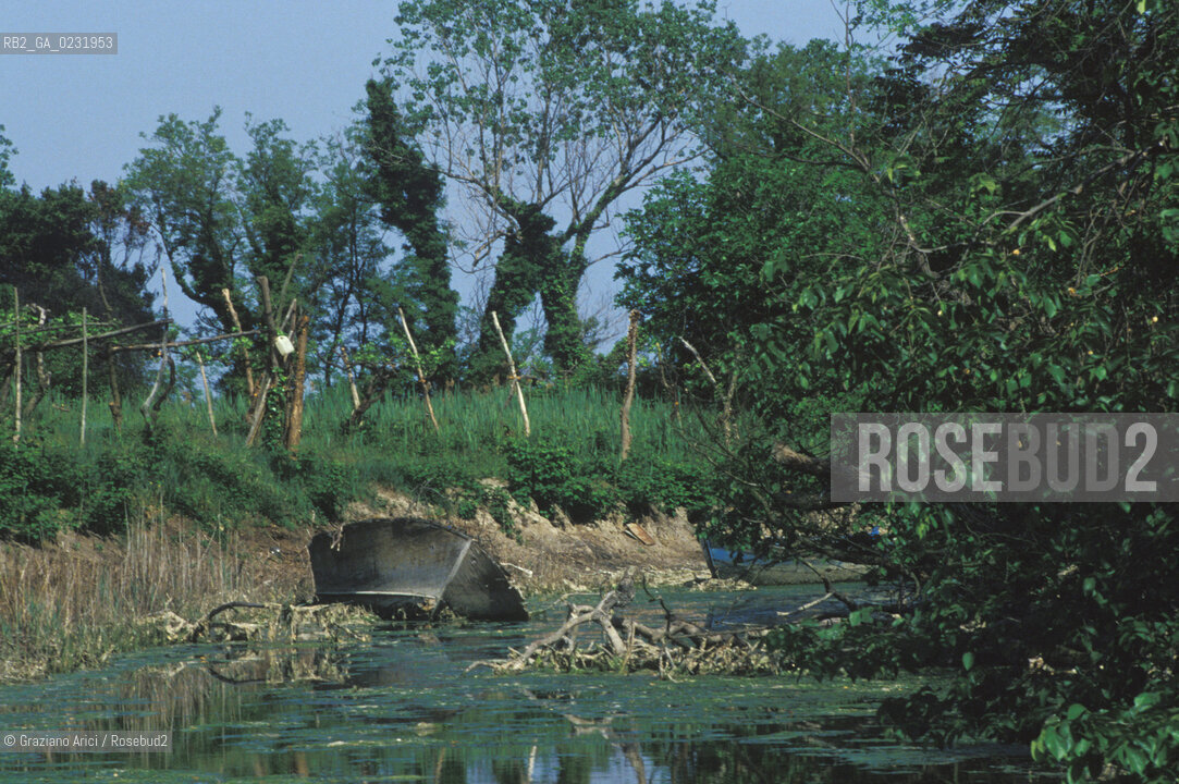 Caption: Nome:..ISOLA DI POVEGLIA....Localizzazione:..VENEZIA / ISOLA DI POVEGLIA / LAGUNA SUD..VENICE / THE ISLE OF POVEGLIA  / THE SOUTH LAGOON..Soggetto:..ISOLA DI POVEGLIA CANALE..THE ISLE OF POVEGLIA..Cronologia:......Autore:......Stile:......Editori Stampatori:.... ..Committenza:......Materia e Tecnica:......Collocazione:......Note:..DAL IX AL XIV SECOLO FU ABITATA DAGLI SCHIAVI E SERVITORI DEL DOGE / NEL XVIII SECOLO VENNE COSTRUITO UN LAZZARETTO, POI TRASFORMATO IN CONVALESCENZIARIO..FROM IXth TO XIVth CENTURY WAS  INHABITED BY THE SLAVES AND SERVANTS OF THE DOGE / IN XVIIth CENTURY  A LAZZARETTO WAS BUILT AND THIS WAS LATER CONVERTED INTO A CONVALESCENT HOME..Riproduzione Fotografica:..Graziano Arici/Rosebud2 ...Copyright:..Graziano Arici / rosebud2/....Data:..1993....Costo:..A....Key:..ISOLE ABBANDONATE..UNINHABITED ISLANDS
